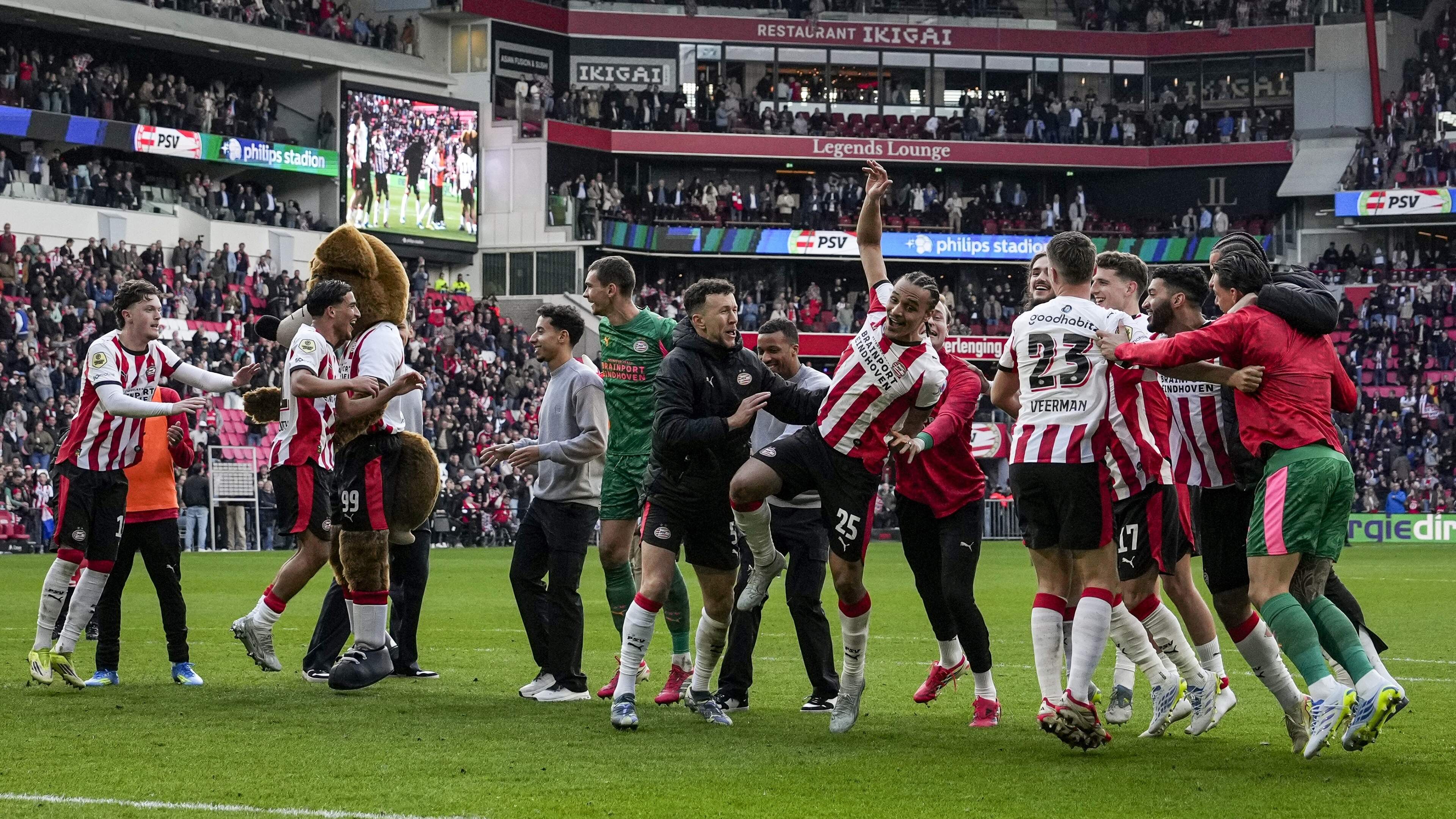 Buitenlandse media prijzen PSV en kraken Ajax en Feyenoord
