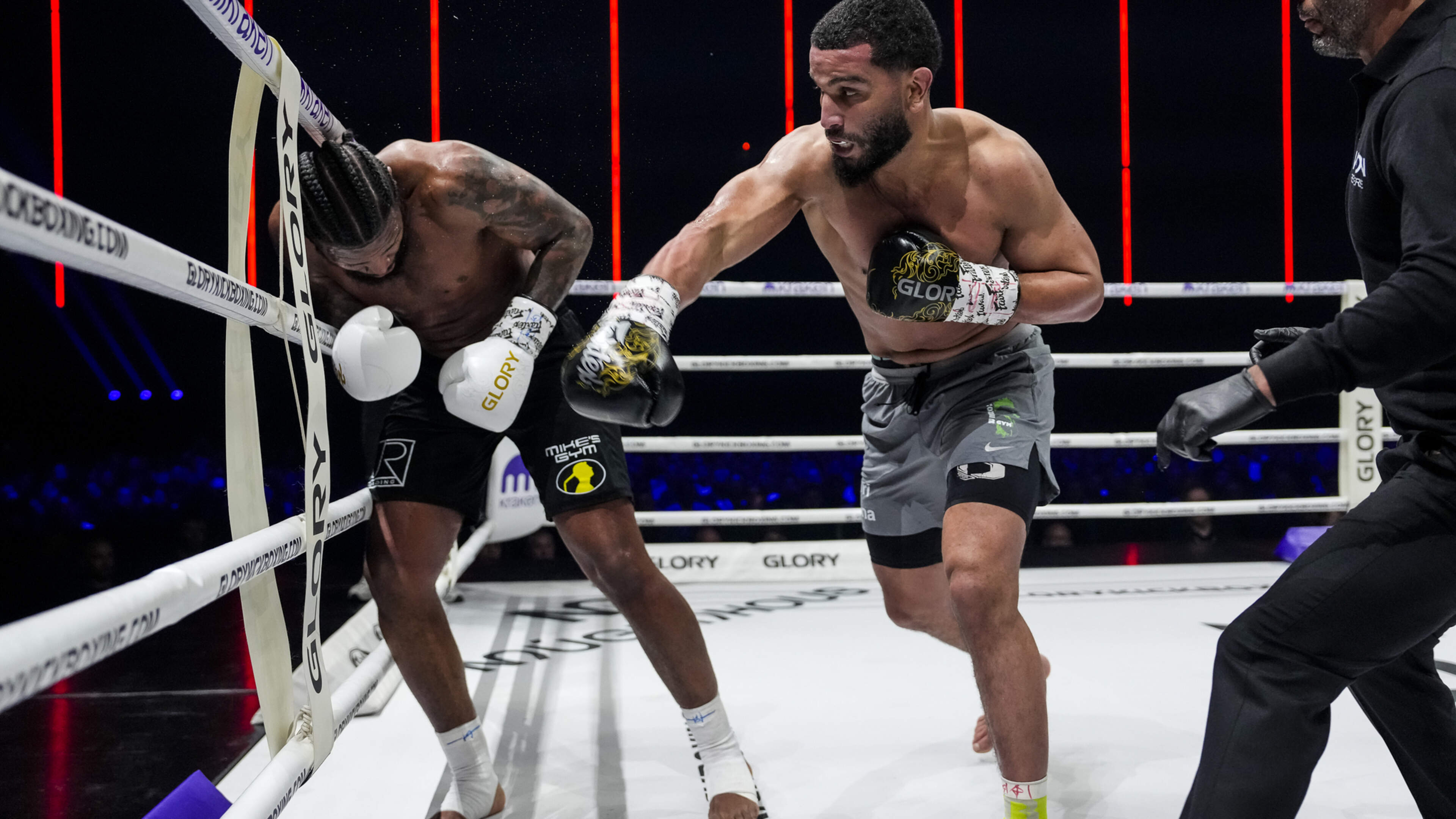 Chaos bij Glory 107: Luis Tavares en Mo Amine blijven elkaar te lijf gaan als de bel heeft geklonken en de scheidsrechter ingrijpt