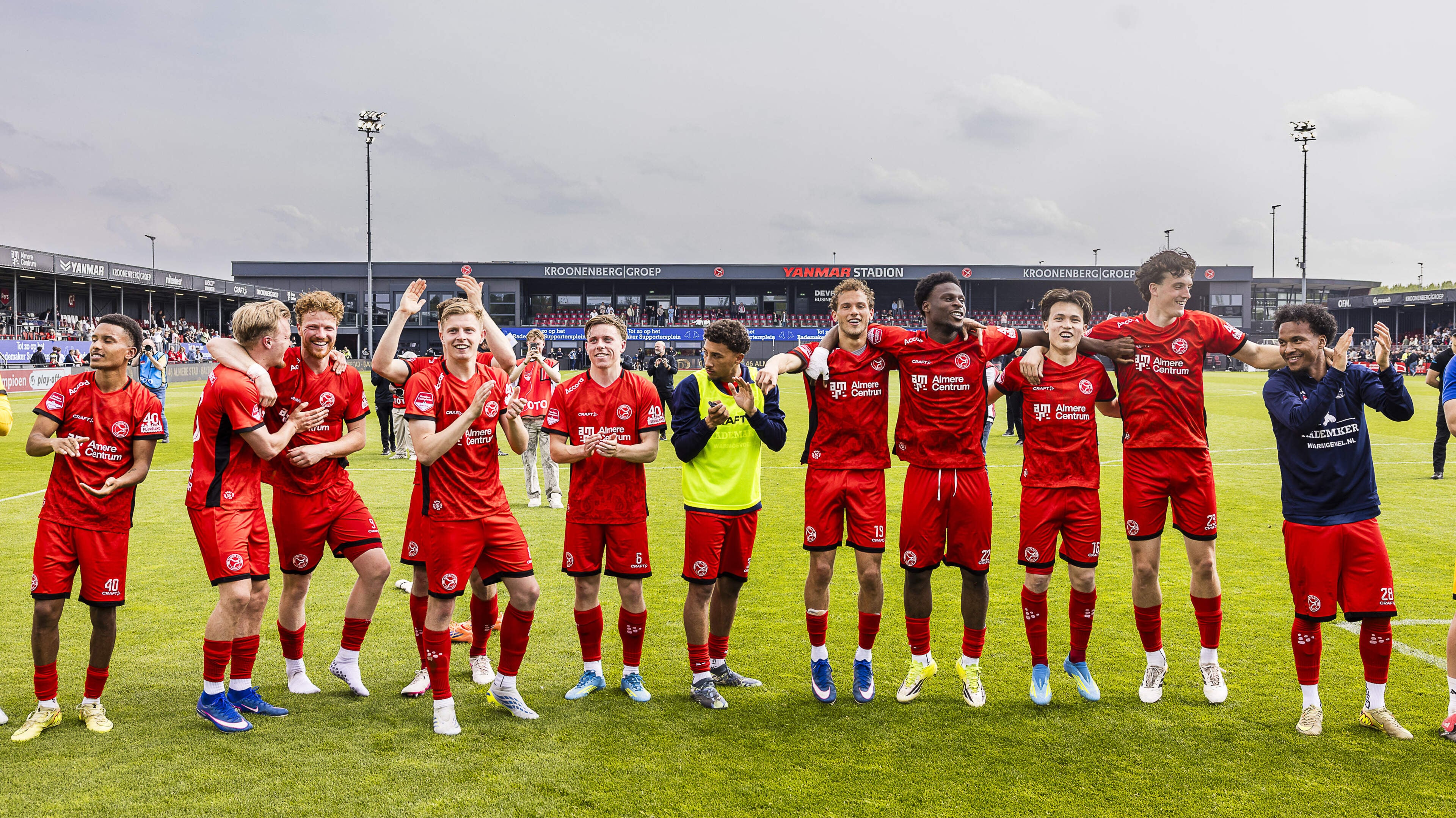 LIVE play-offs: duel tussen Almere City en De Graafschap kwartier later begonnen door defecte bus