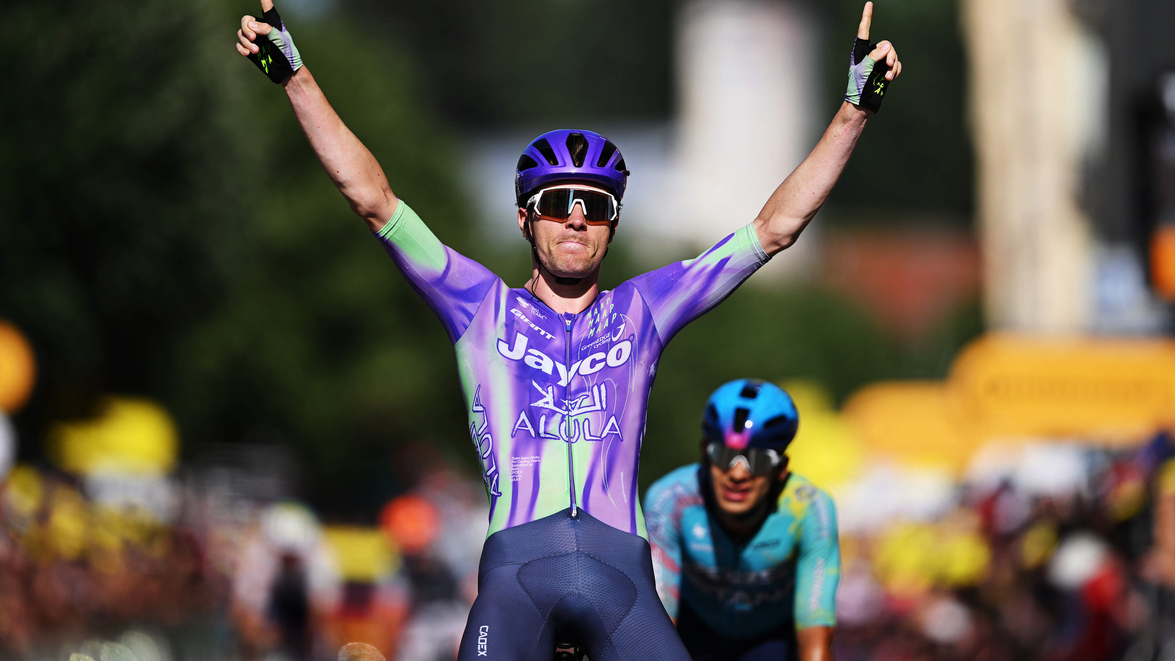 Mauro Schmid grijpt dagzege in Tour de France na zinderende finale