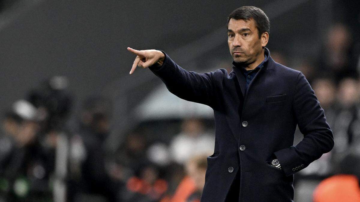 Arne Slot haalt op eigen initiatief Van Bronckhorst per direct naar Liverpool