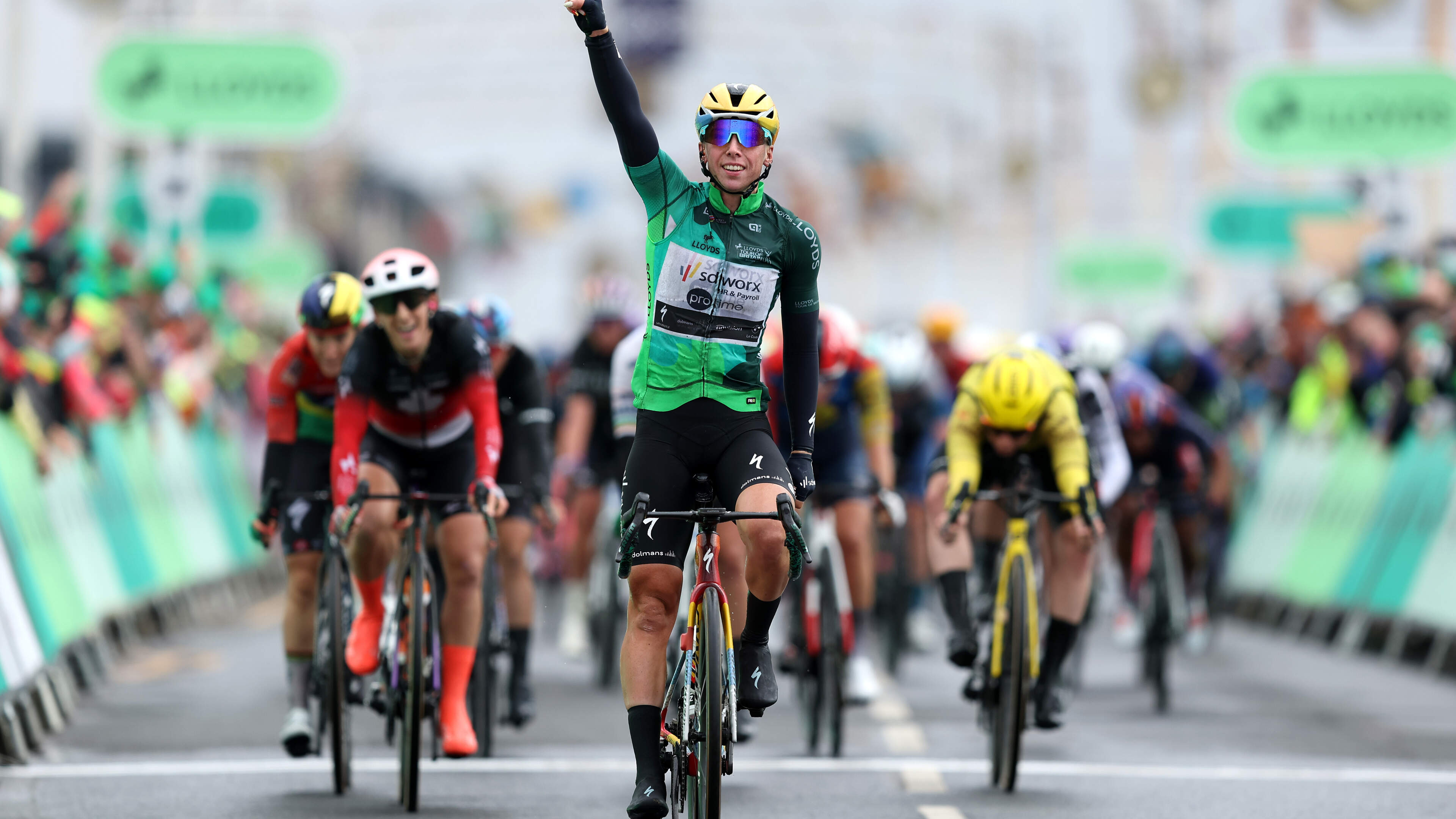 Lorena Wiebes sprint opnieuw naar overtuigende zege in Ronde van Groot-Brittannië
