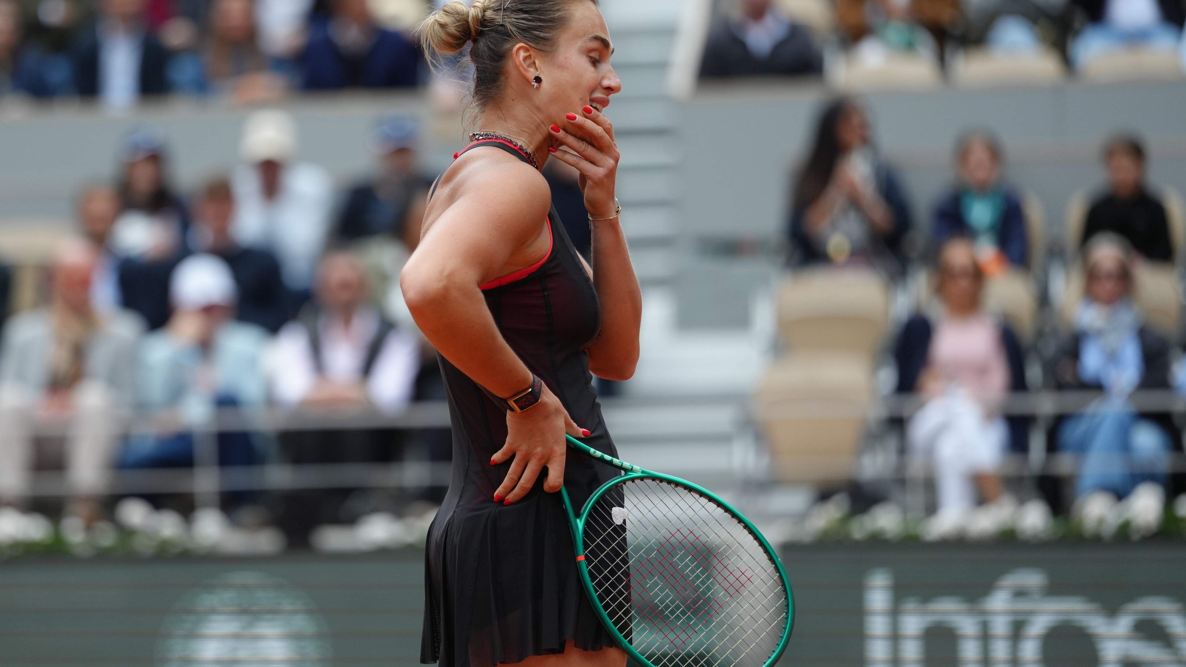 Topfavoriete Aryna Sabalenka ’wil stoppen met tennis’ na ineenstorting, Roland Garros-sprookje qualifier Maja Chwalinska duurt voort