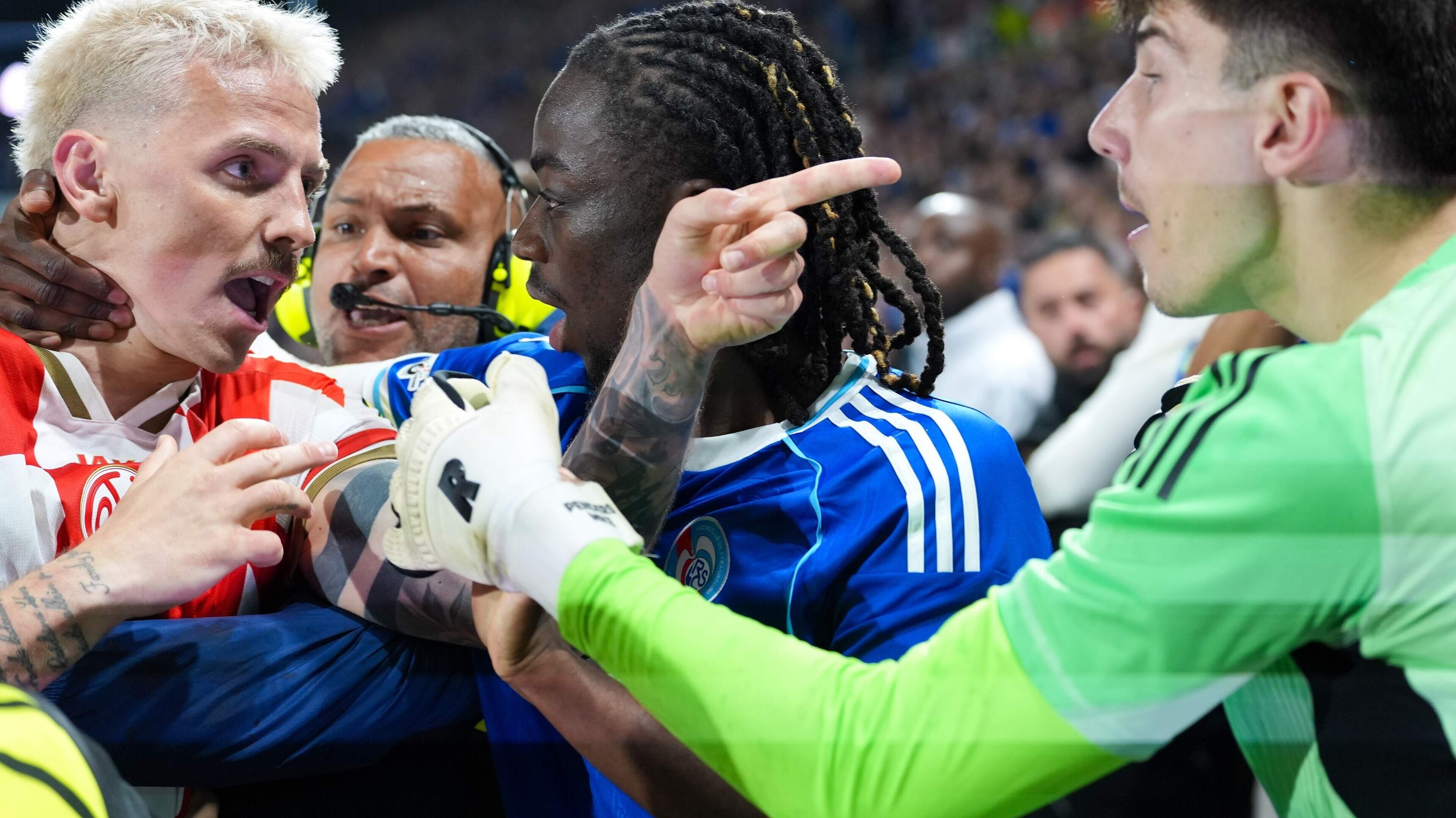 Robbertje vechten: spelers Mainz 05 verliezen zelfbeheersing na provocatie Strasbourg-speler Martial Godo