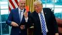 President Donald Trump houdt een rode kaart vast, FIFA-baas Gianni Infantino vindt het amusant.