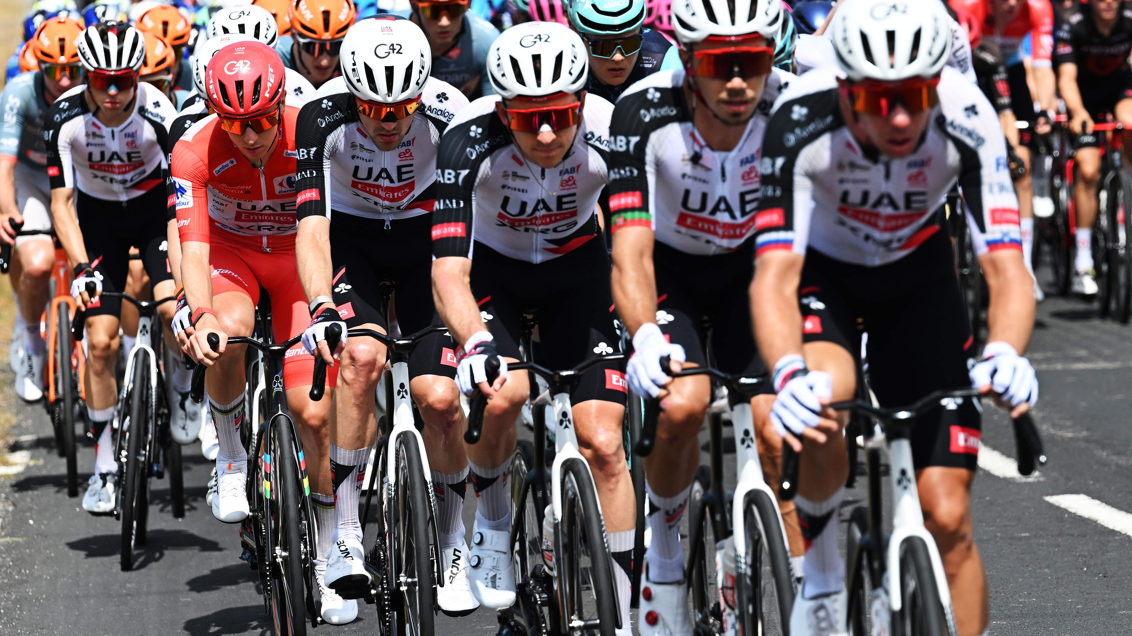 LIVE Vuelta | Nederlander Roosen in kopgroep, medevluchter Hayter virtueel in rode trui