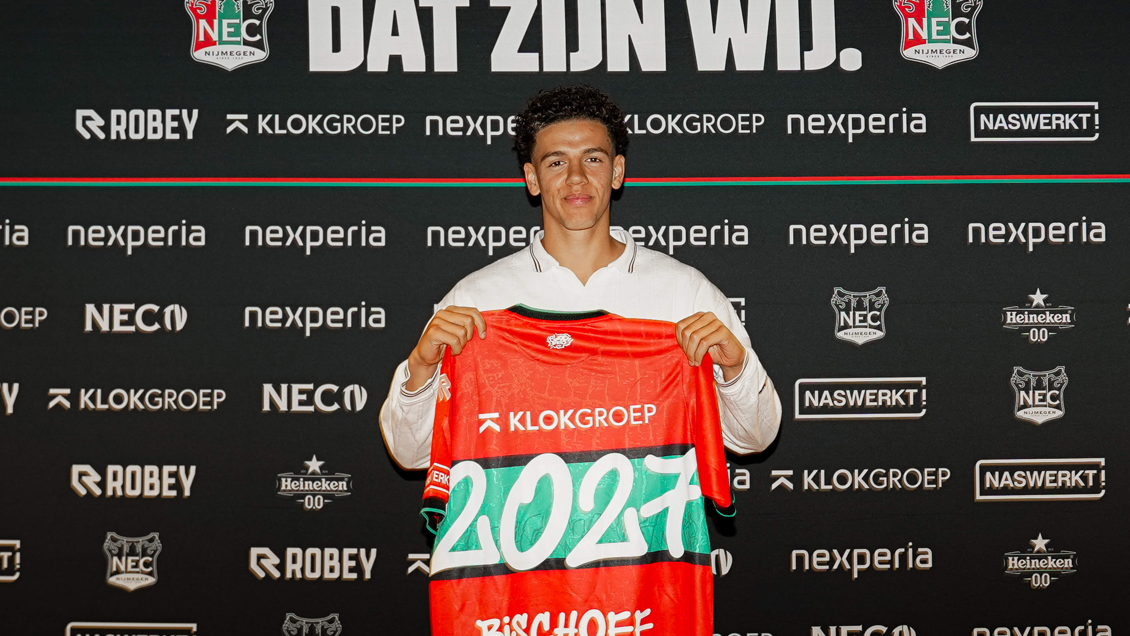 LIVE Transfers | Van Asten (19) verruilt Ajax Vrouwen voor Barcelona, NEC huurt Deens jeugdinternational, Messi krijg Casemiro als ploeggenoot