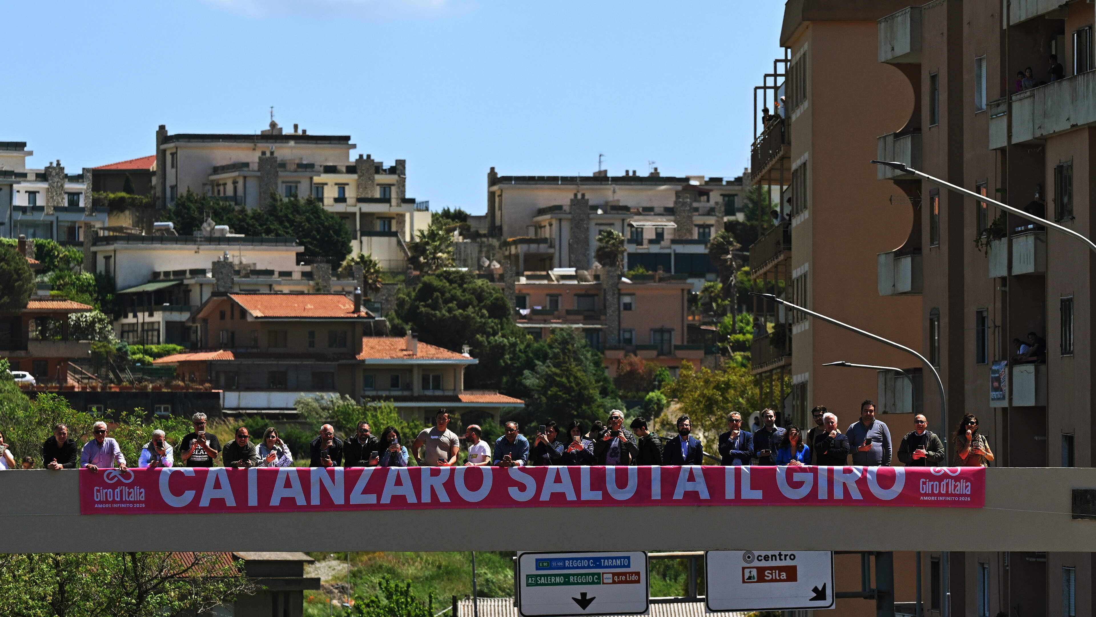 LIVE Giro d’Italia: meteen groepje van zes weg in eerste rit op Italiaanse bodem