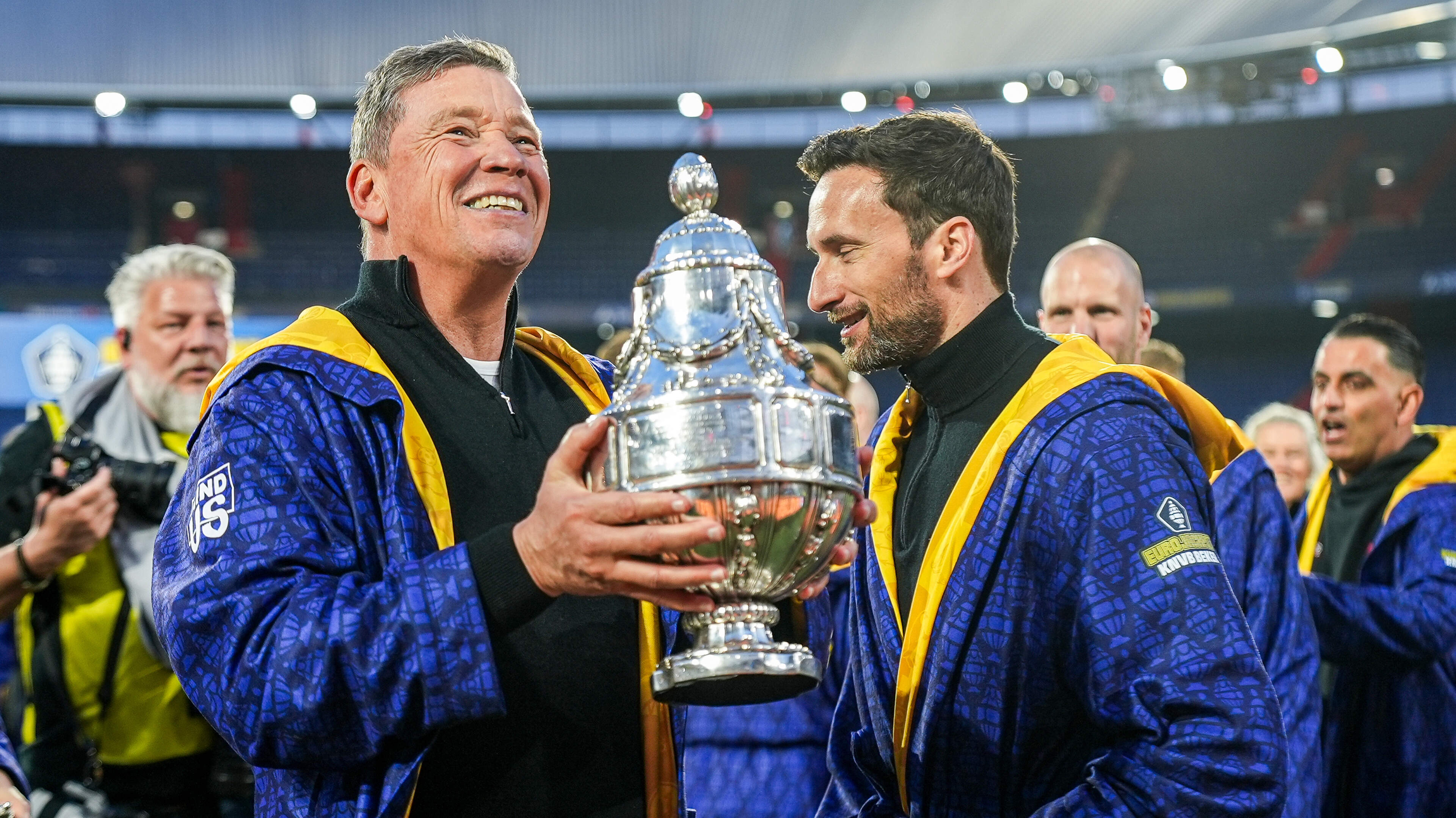 AZ-captain Jordy Clasie breekt lans voor coach Leeroy Echteld: ’Ik zou zeggen doorgaan’