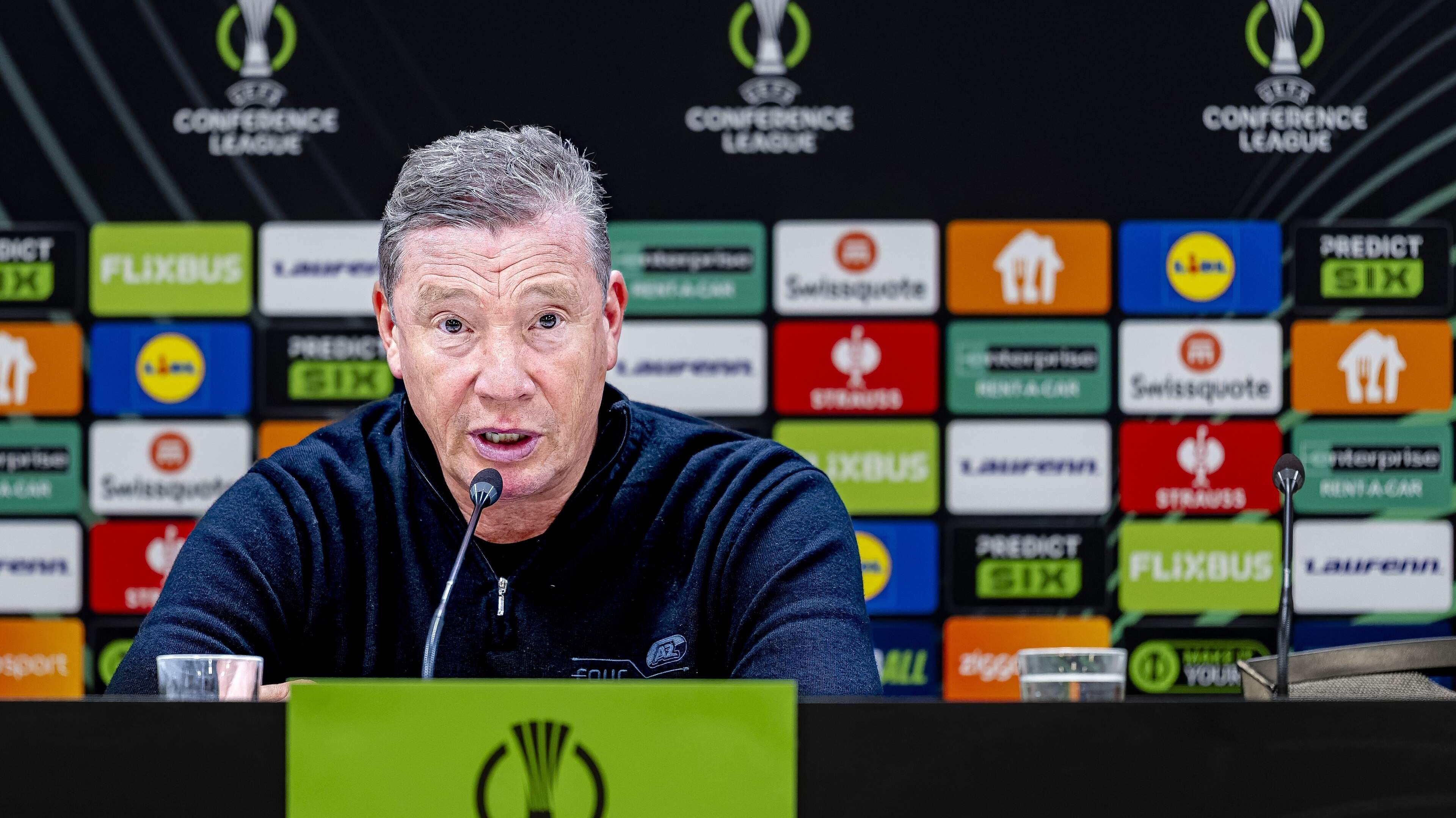 AZ-trainer Leeroy Echteld gepikeerd na vragen over sparen spelers voor bekerfinale: ’Moet ik het uitleggen?’