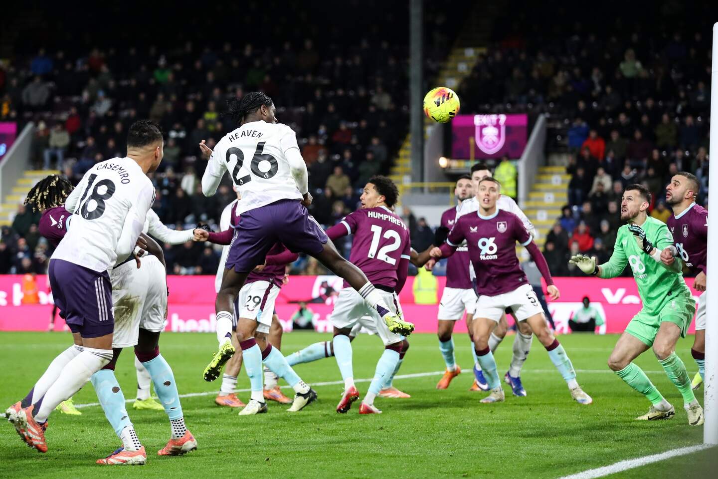 Ayden Heaven kopt de bal op het doel van Burnley