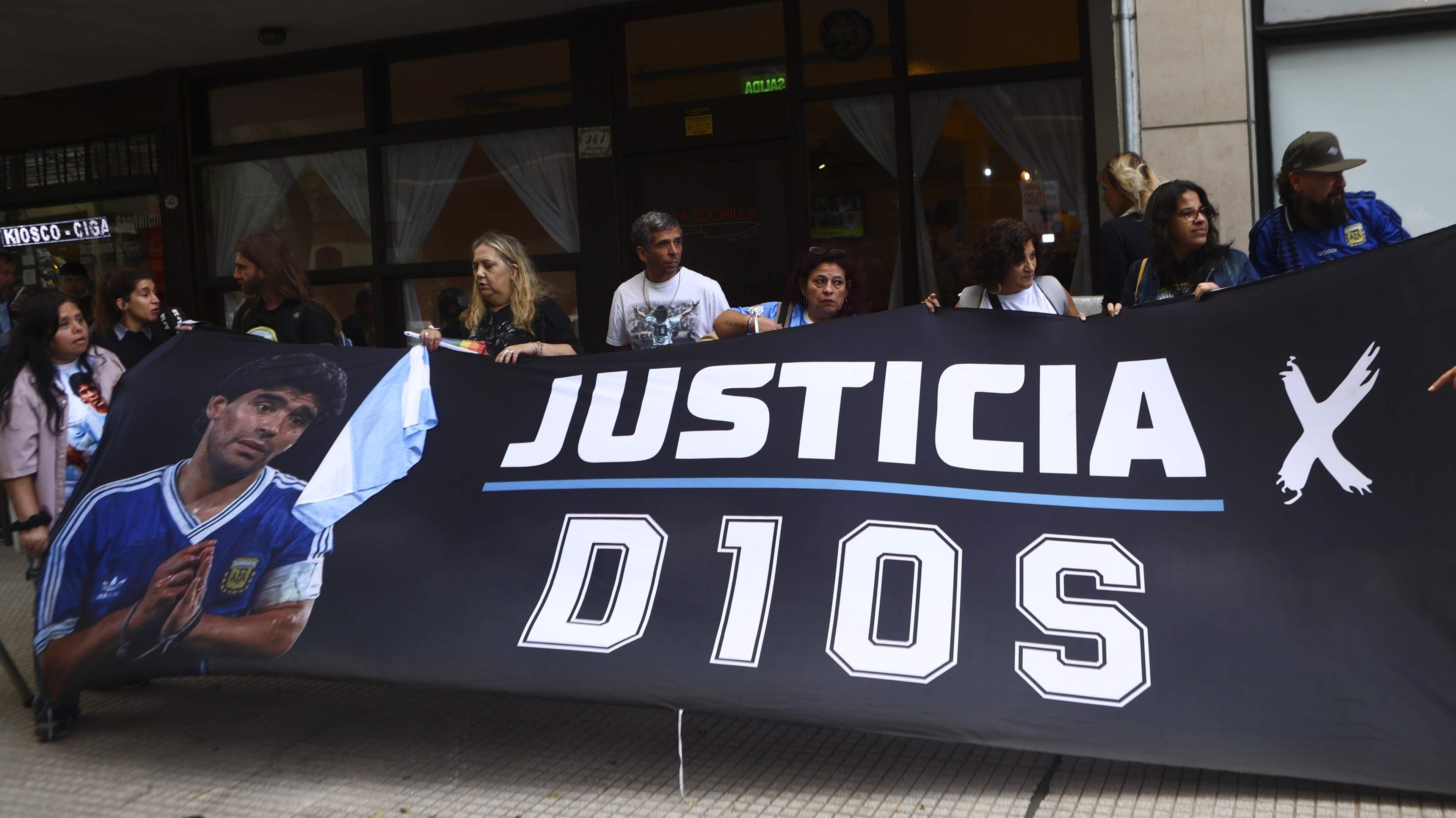 Alles ontplofte nadat rechter medewerking verleende aan maken van documentaire: strafproces over dood van Diego Maradona heropend