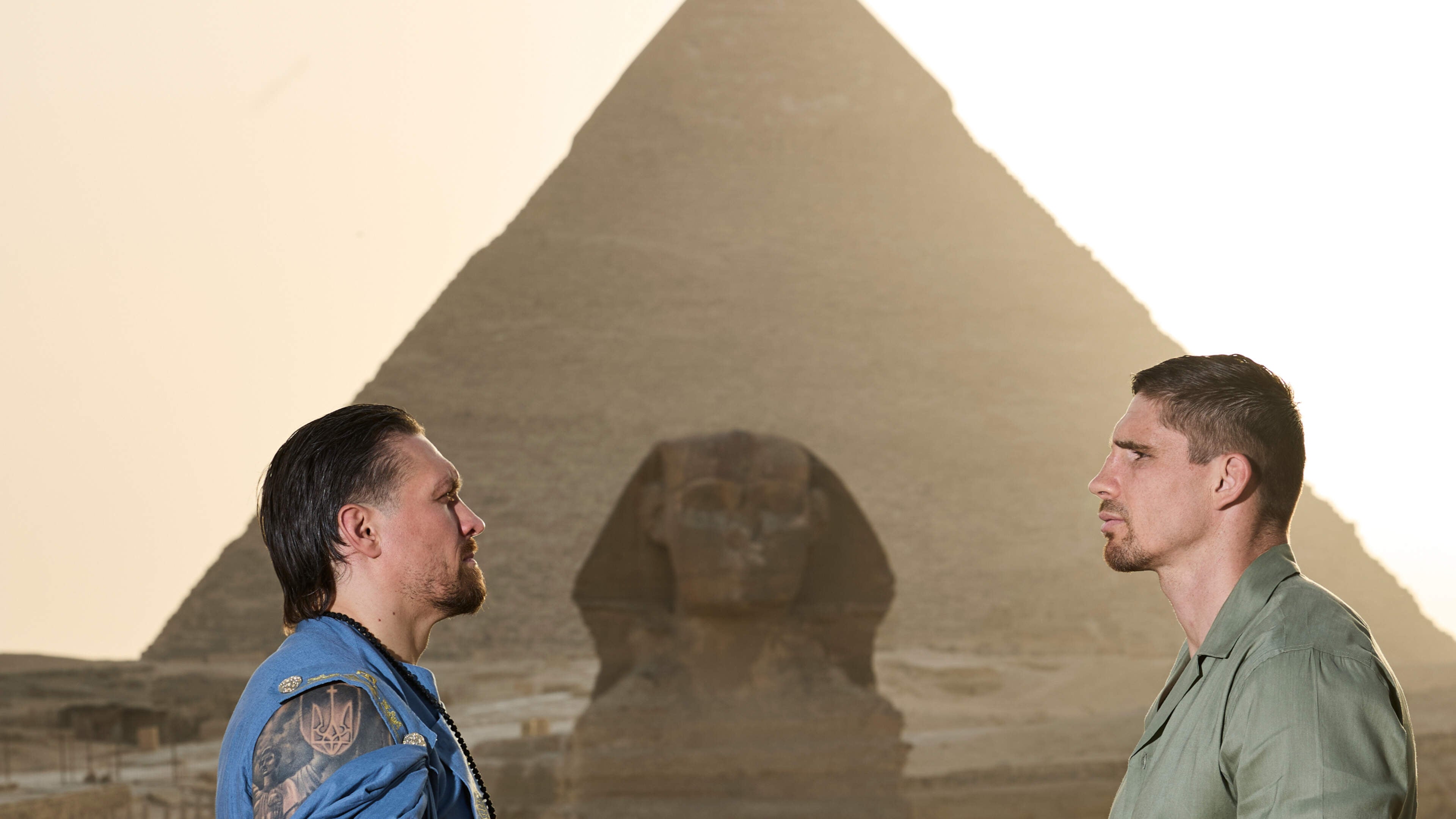 Rico Verhoeven oog in oog met Oleksandr Usyk voor de piramide van Gizeh en haalt leger vertrouwelingen naar Egypte