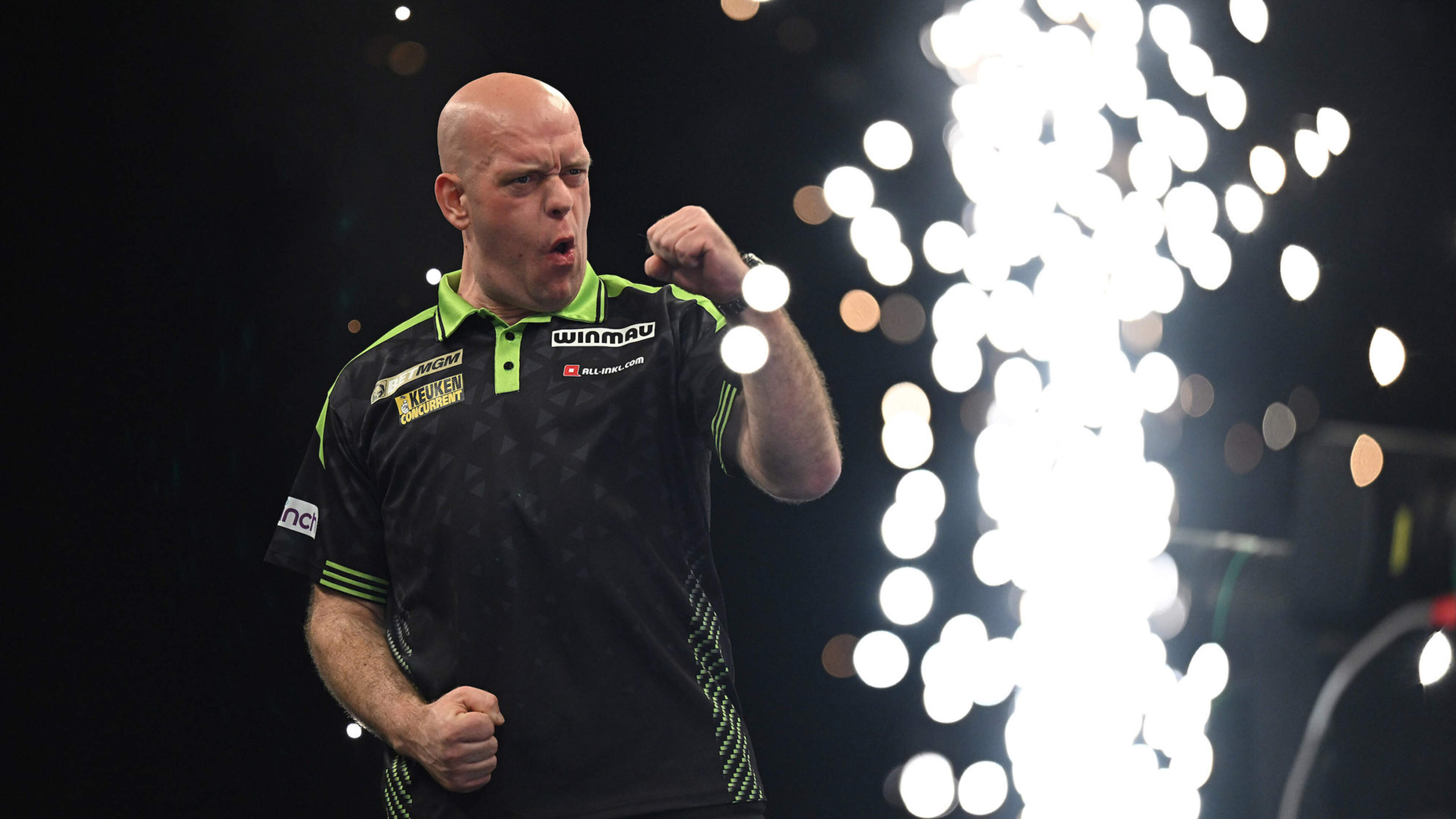 Michael van Gerwen blikt terug op waanzinnige prestatie in Engeland: ’Ik moest het helemaal alleen doen’