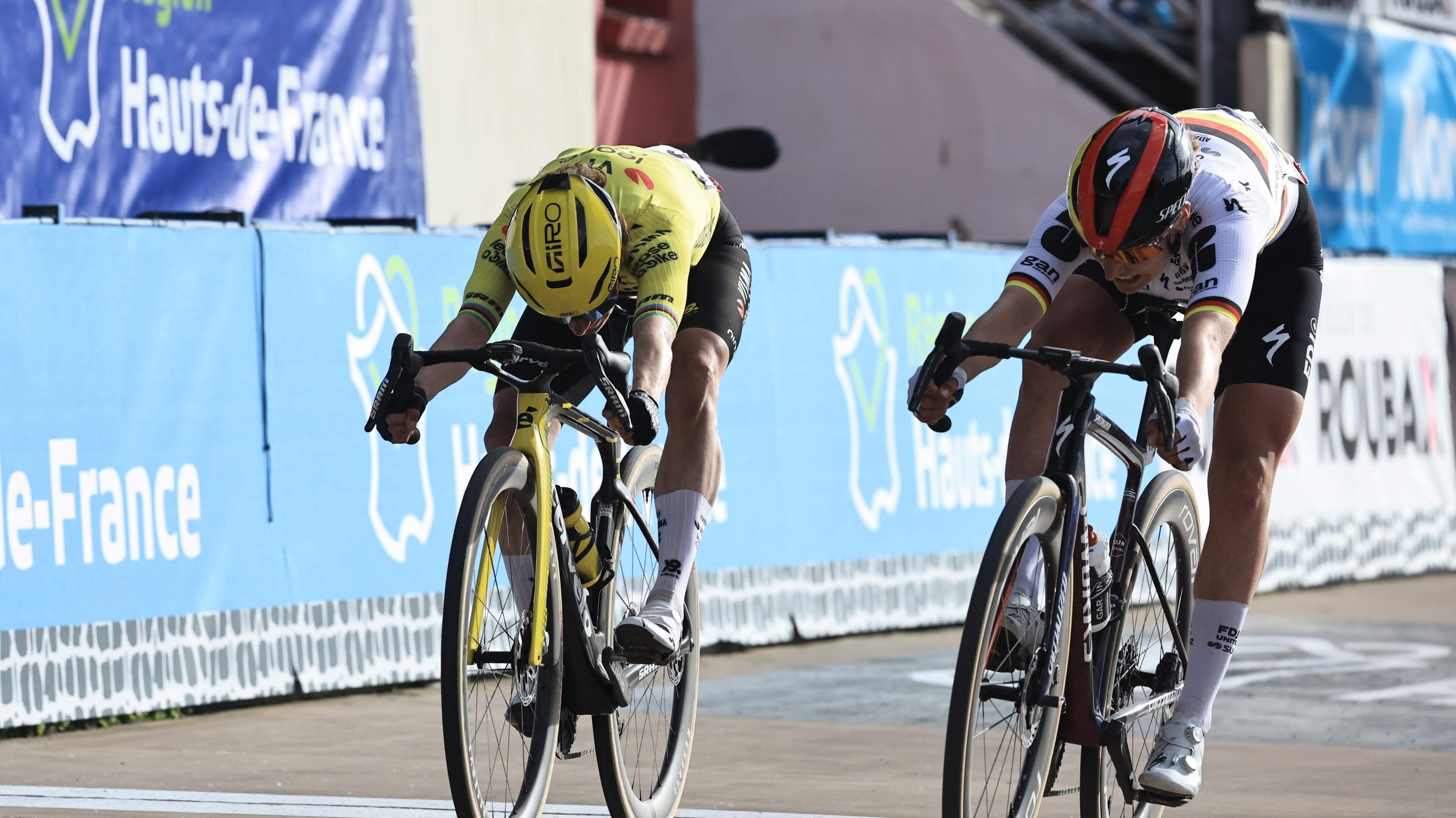Marianne Vos (38) in emotionele Parijs-Roubaix geklopt op de finishstreep door Franziska Koch, toeschouwer brengt Lucinda Brand ten val
