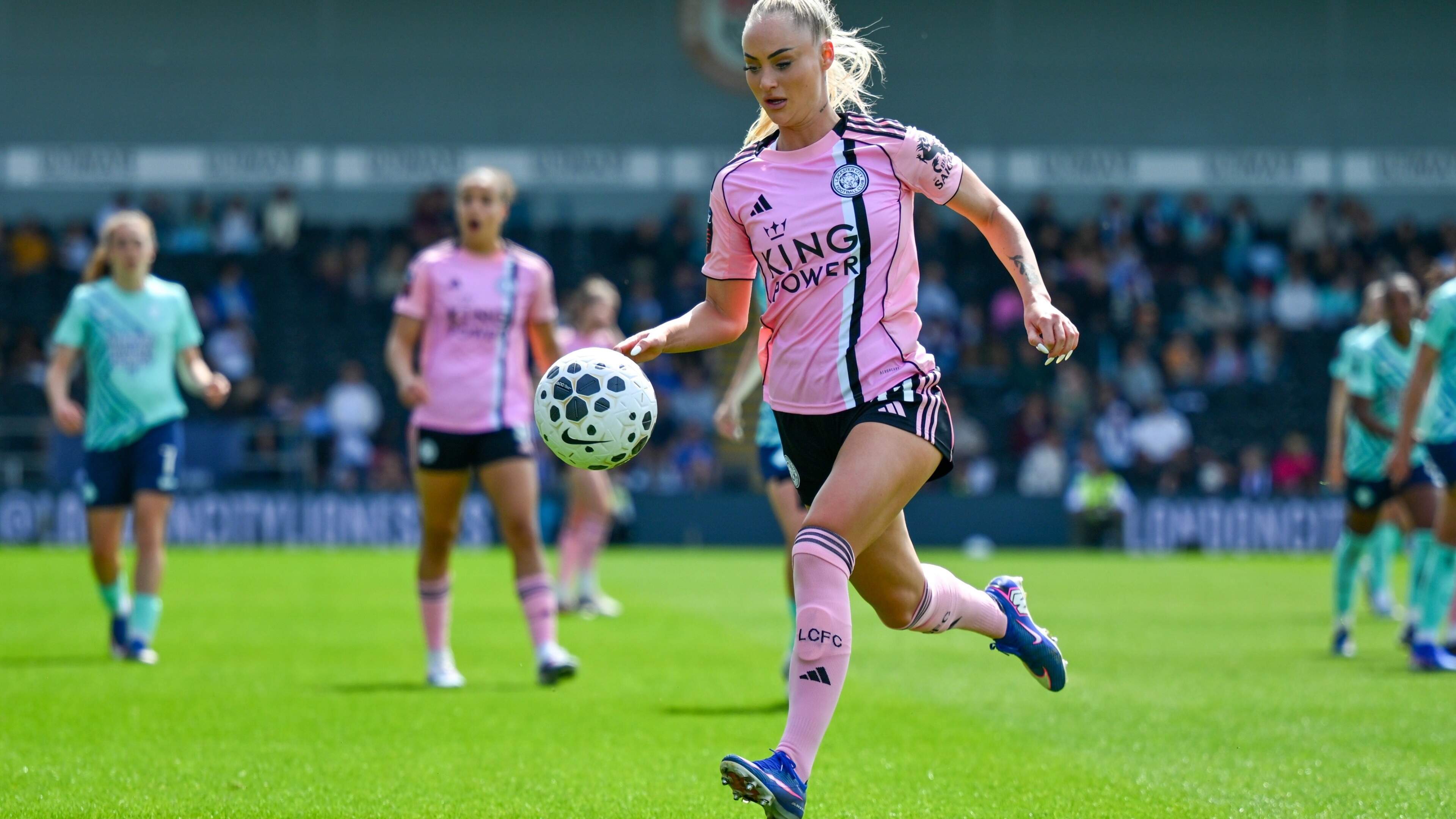 Alisha Lehmann (27) maakt nauwelijks indruk, maar wordt wel speelster van het seizoen bij Leicester City én maakt het mooiste doelpunt