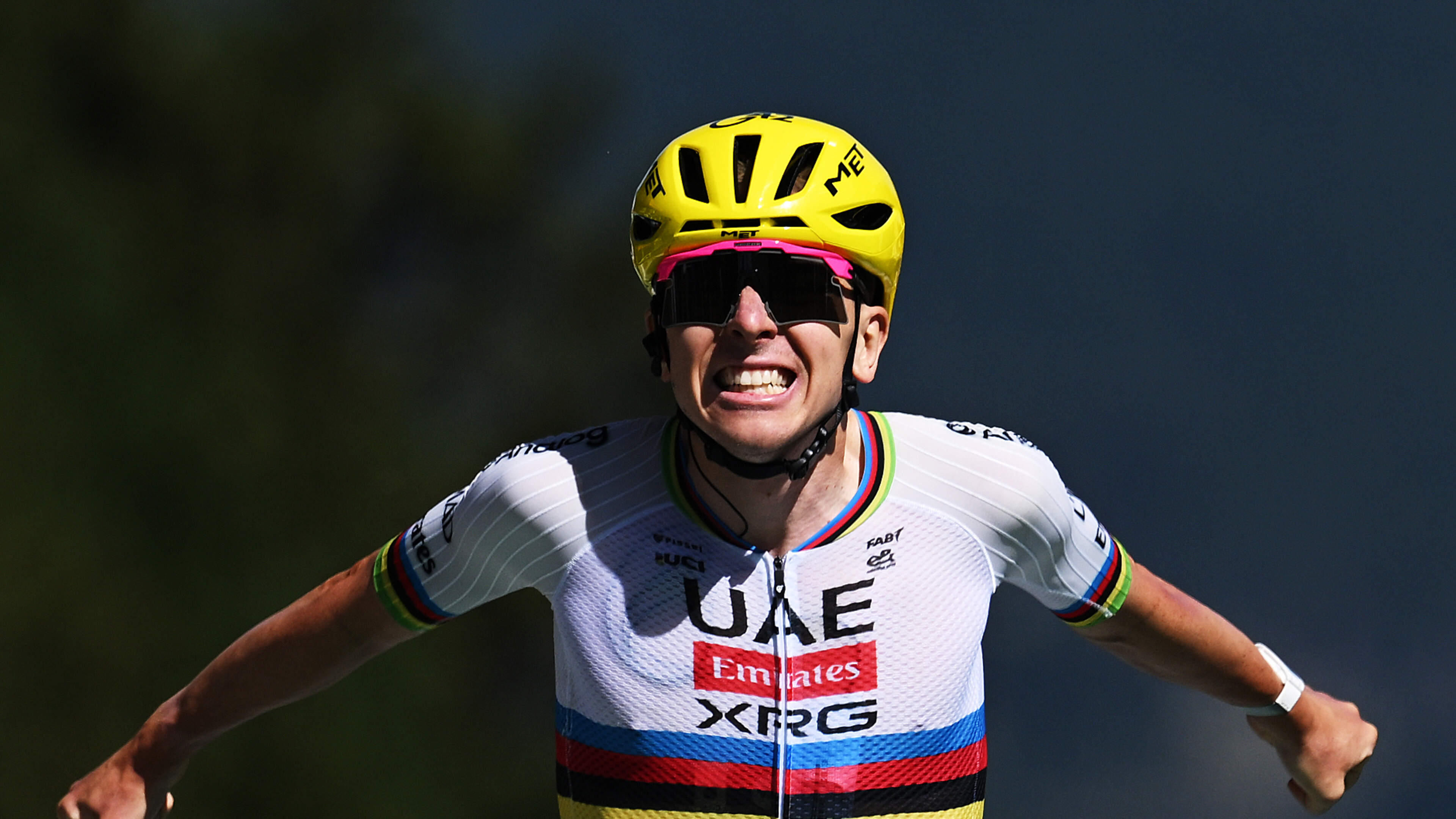 Twee vingers in de neus: Tadej Pogacar grijpt dubbelslag in Tour de France
