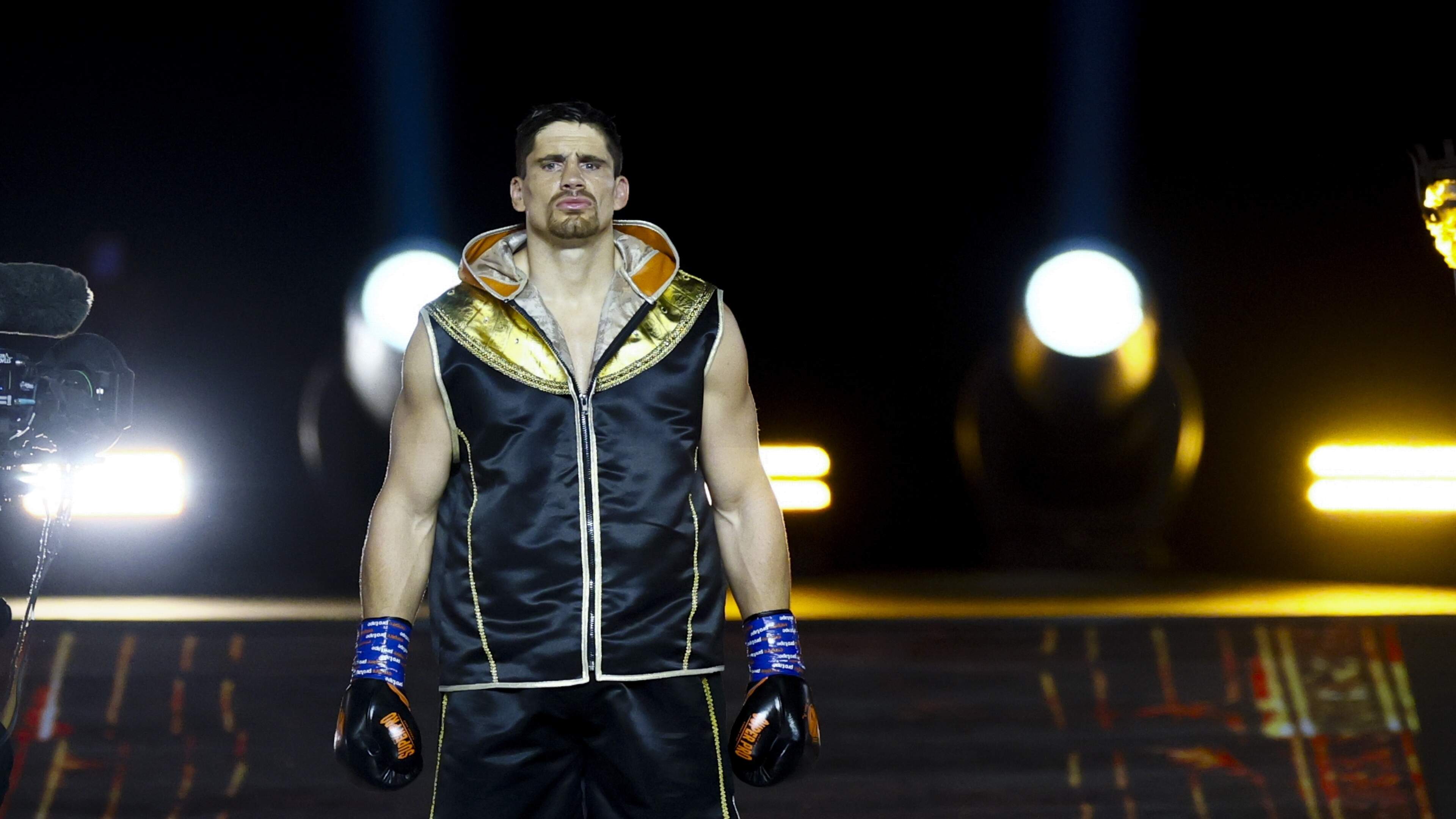 LIVE: indrukwekkende opkomst van Rico Verhoeven en Oleksandr Usyk voor historisch gevecht
