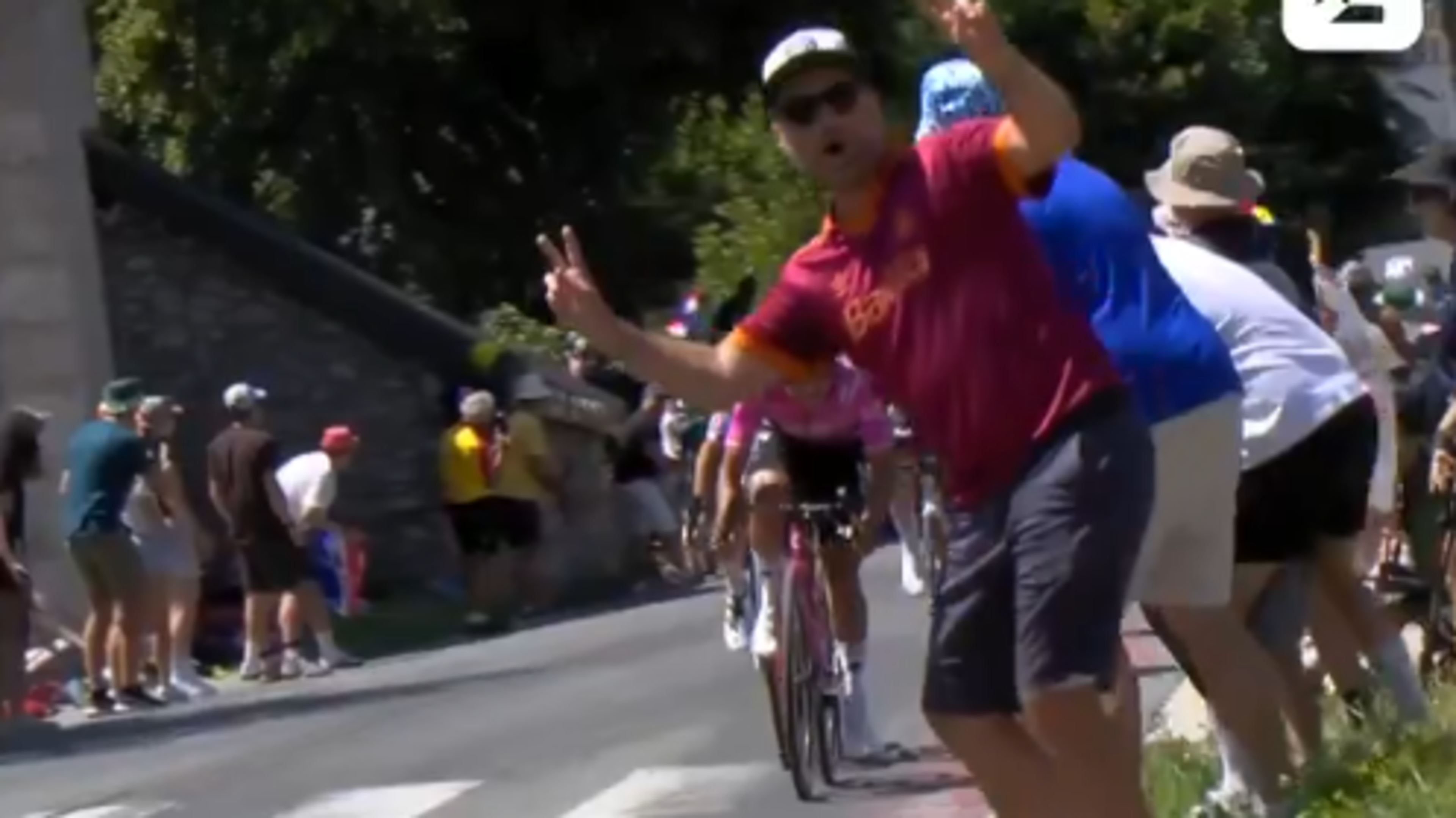 VIDEO Tour-toeschouwer wil per se in beeld en brengt Richard Carapaz bijna ten val; roept herinneringen op aan beruchte ’opi-omi’-crash
