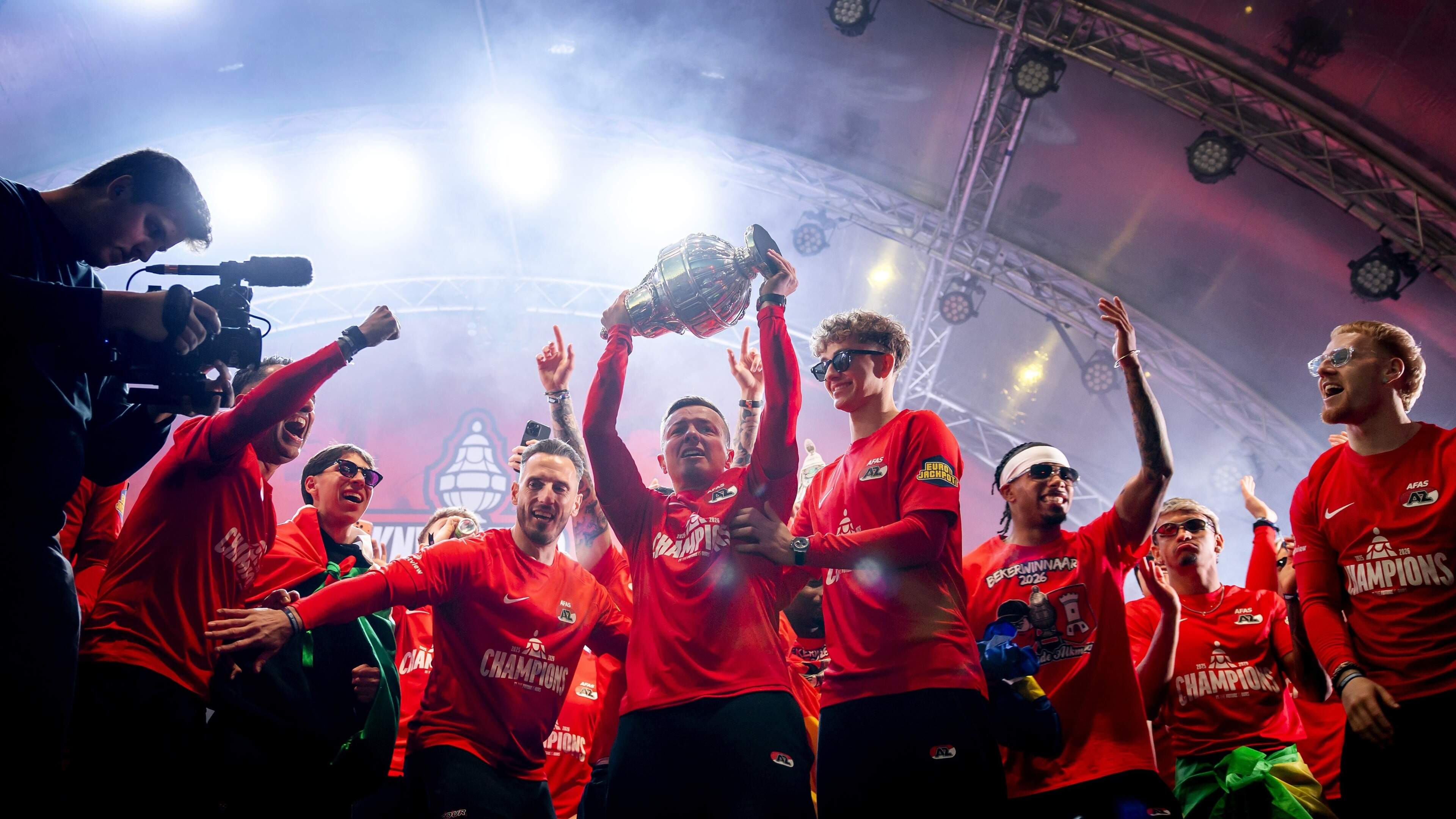 Aanvoerder Jordy Clasie (34) in tranen bij huldiging van bekerwinnaar AZ