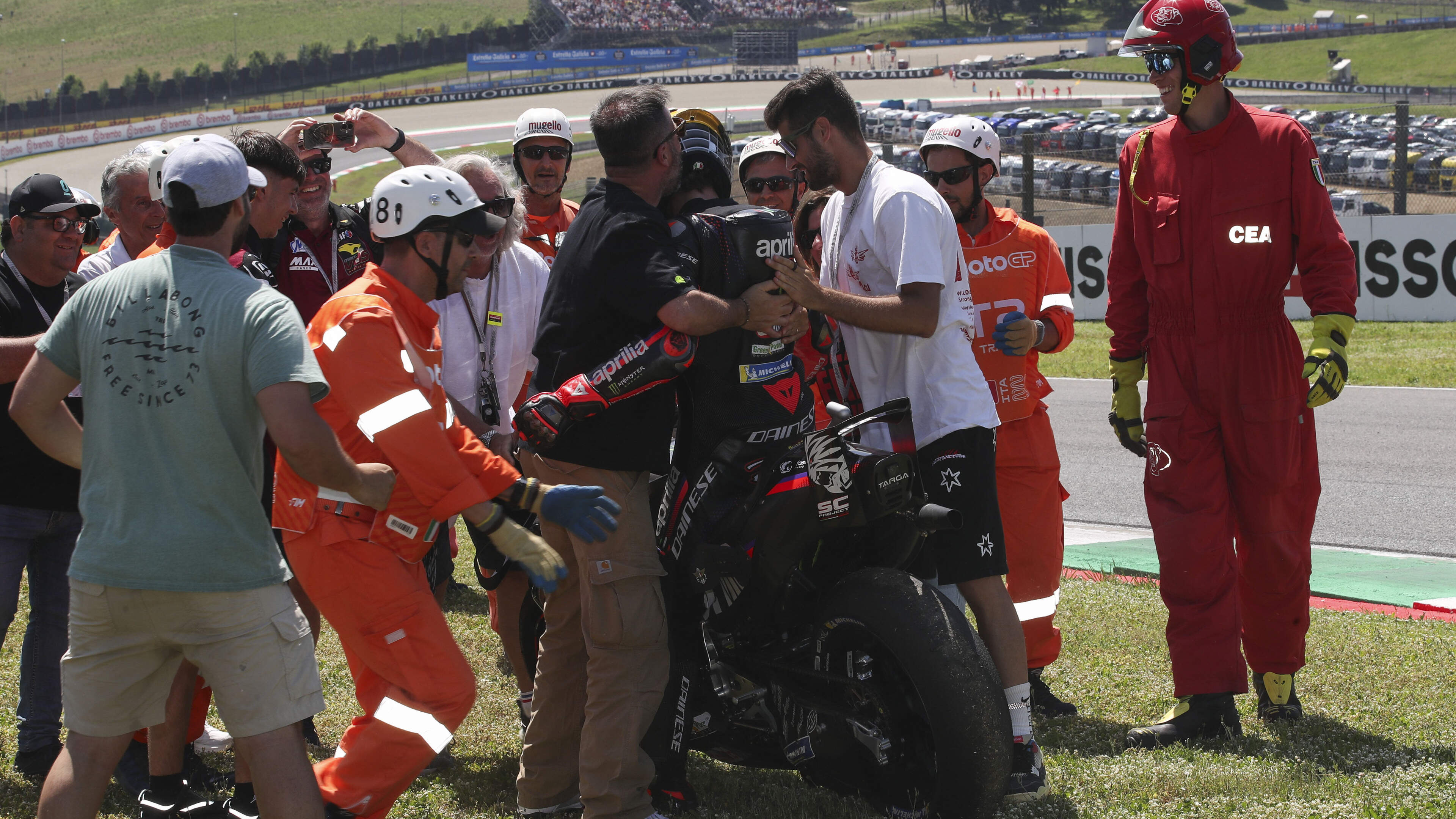 Fans compleet door het dolle: Italiaan Marco Bezzecchi wint MotoGP op circuit van Mugello