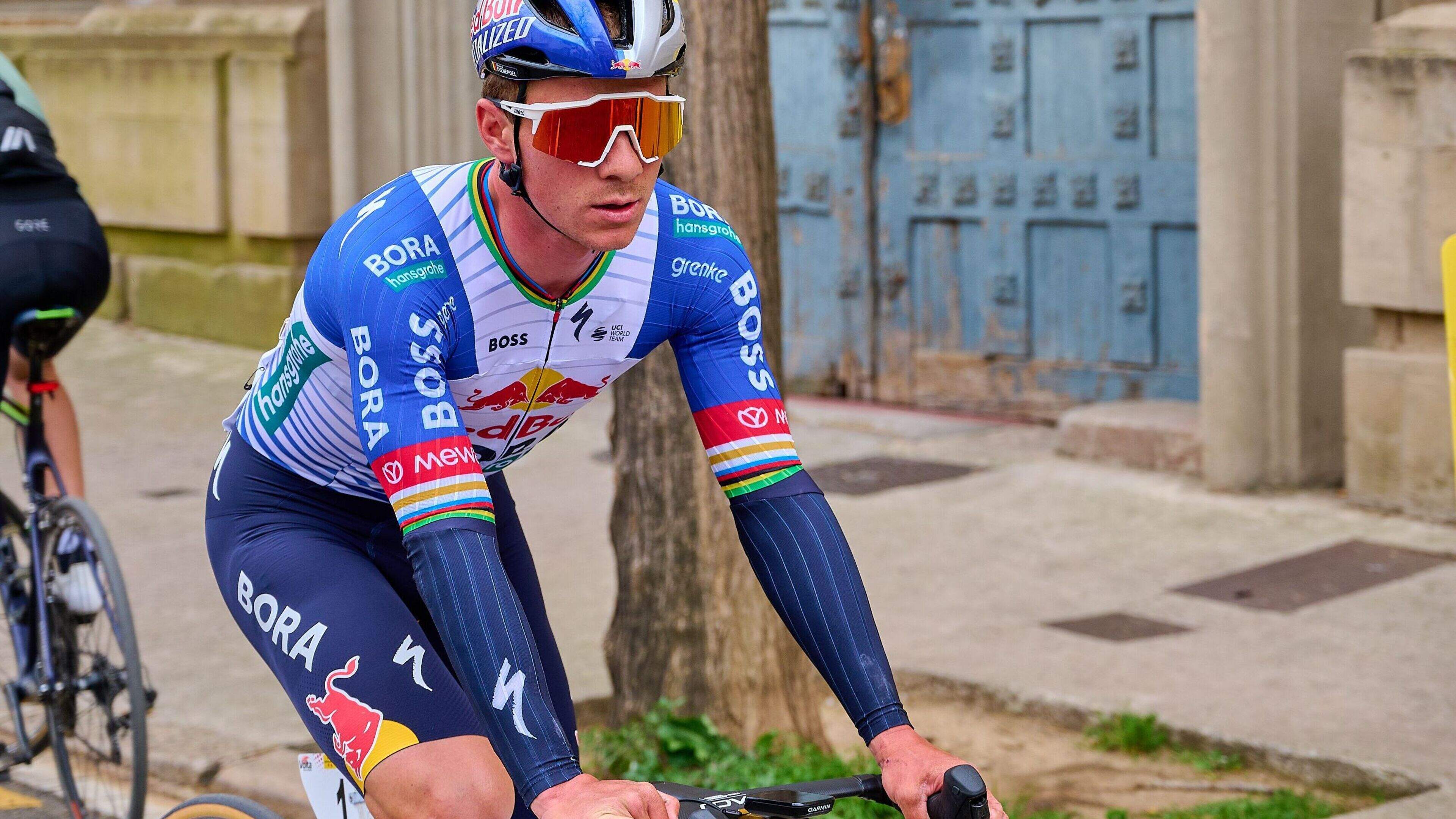 VIDEO Over de kop en meters over het asfalt: nieuwe beelden maken duidelijk hoeveel geluk Remco Evenepoel had bij crash in Catalonië