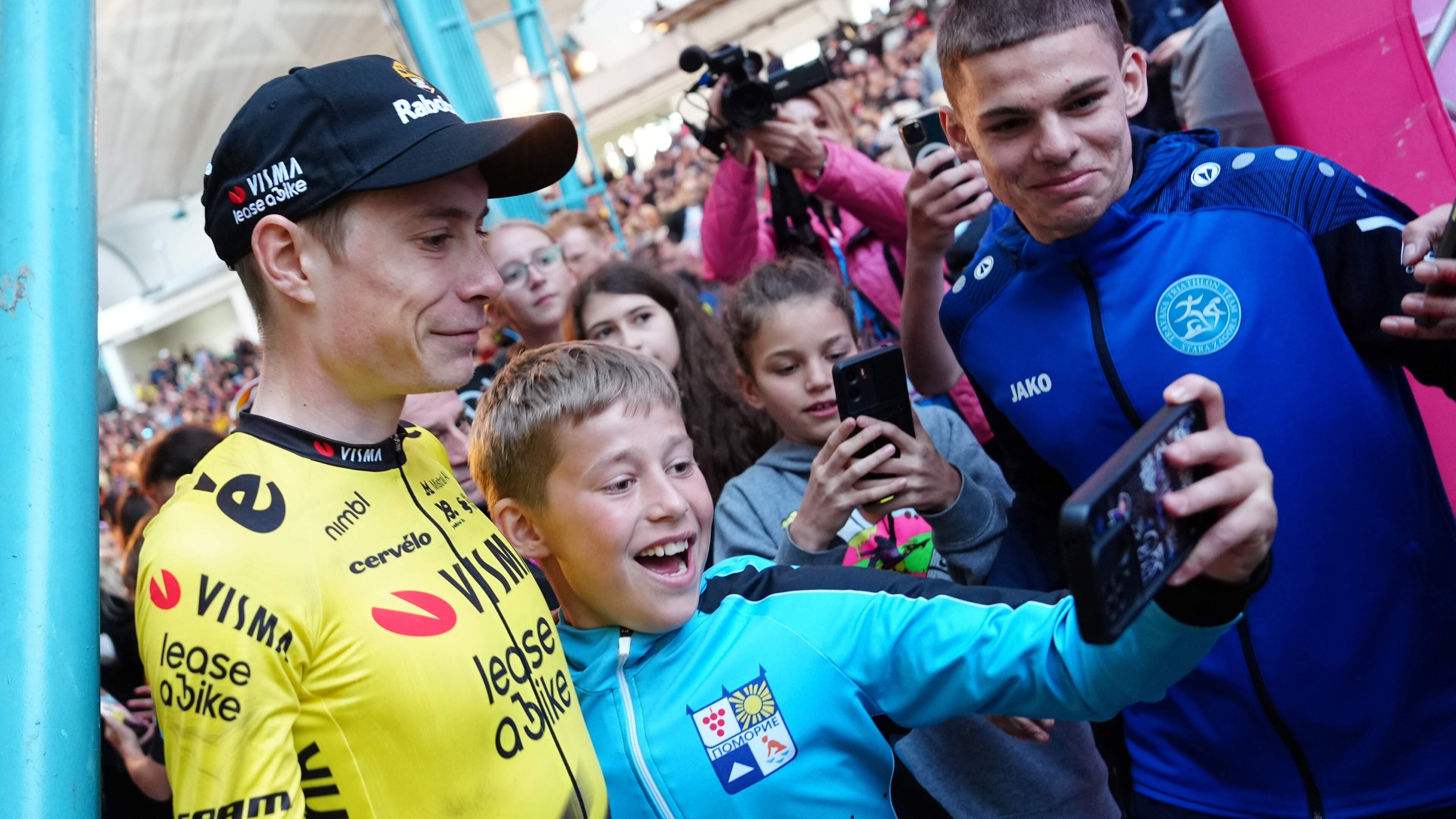 Bulgarije ontvangt met spectaculaire show en open armen de Giro d’Italia en Jonas Vingegaard: ’Qua ritten gaan we hier van alles meemaken’
