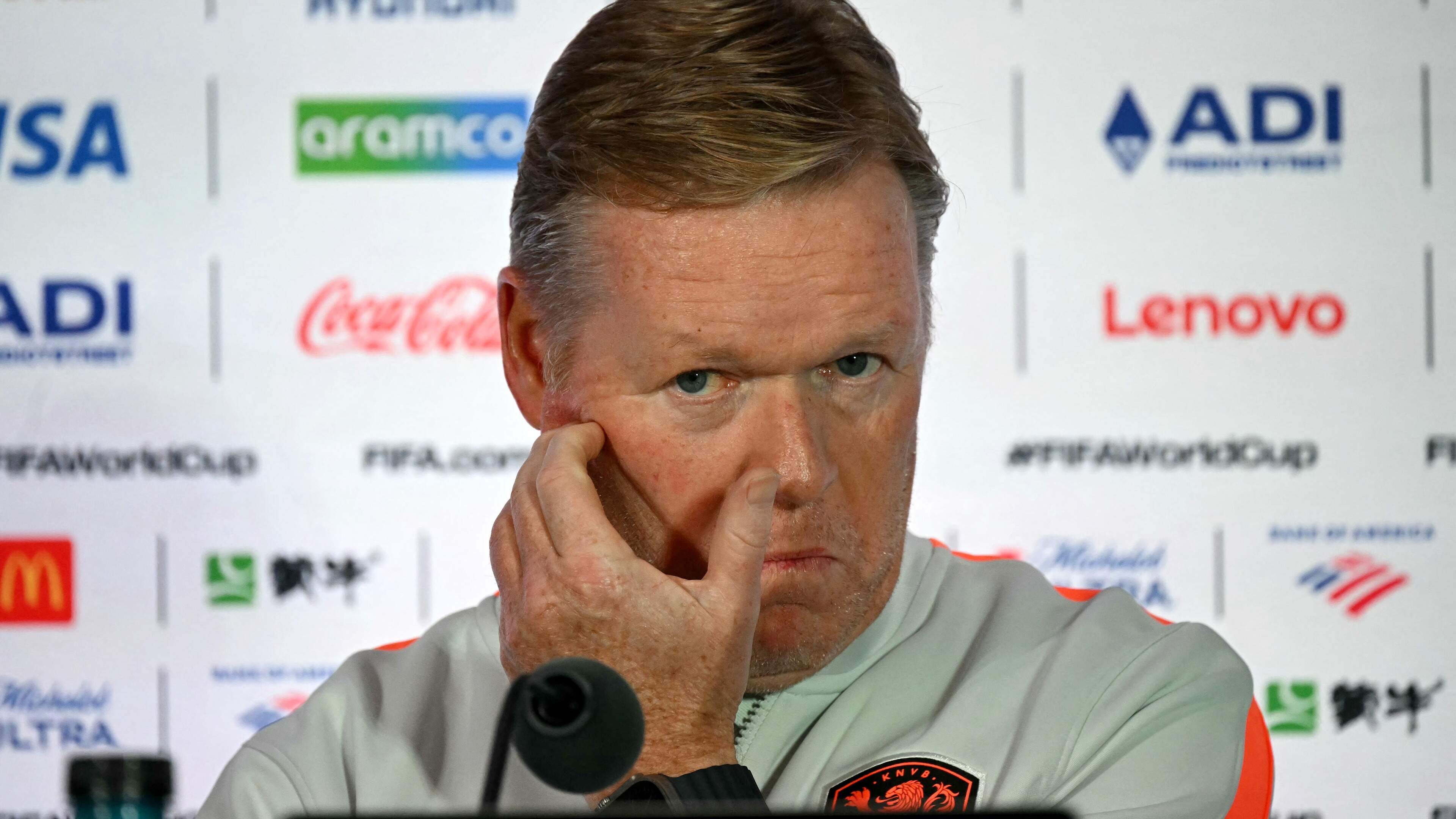 Kritische Ronald Koeman spreekt met Frenkie de Jong over wat er beter kan in zijn spel