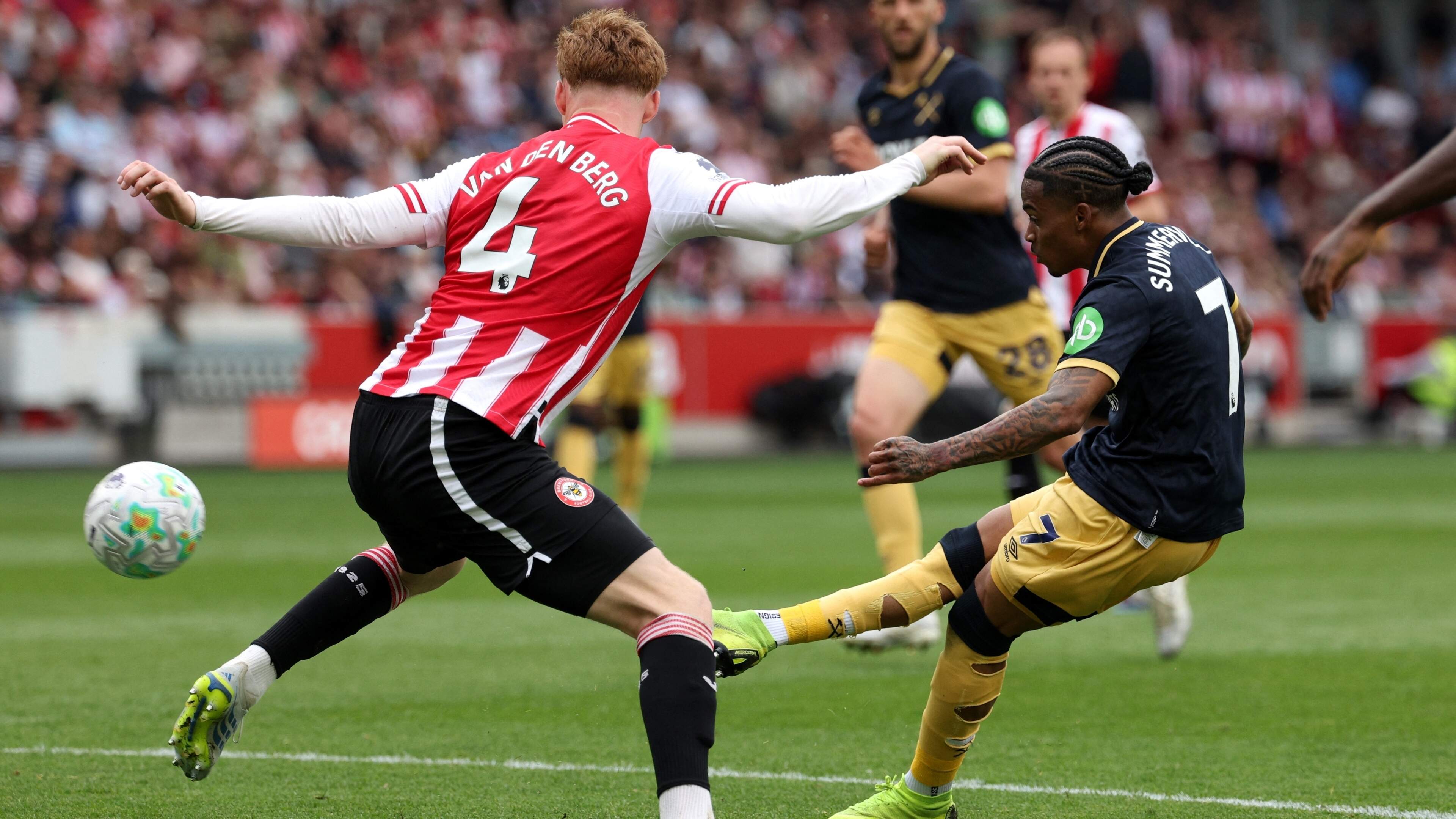 Geplaagd Tottenham Hotspur ziet concurrent West Ham United ruim verliezen in zinderende degradatiestrijd in Premier League