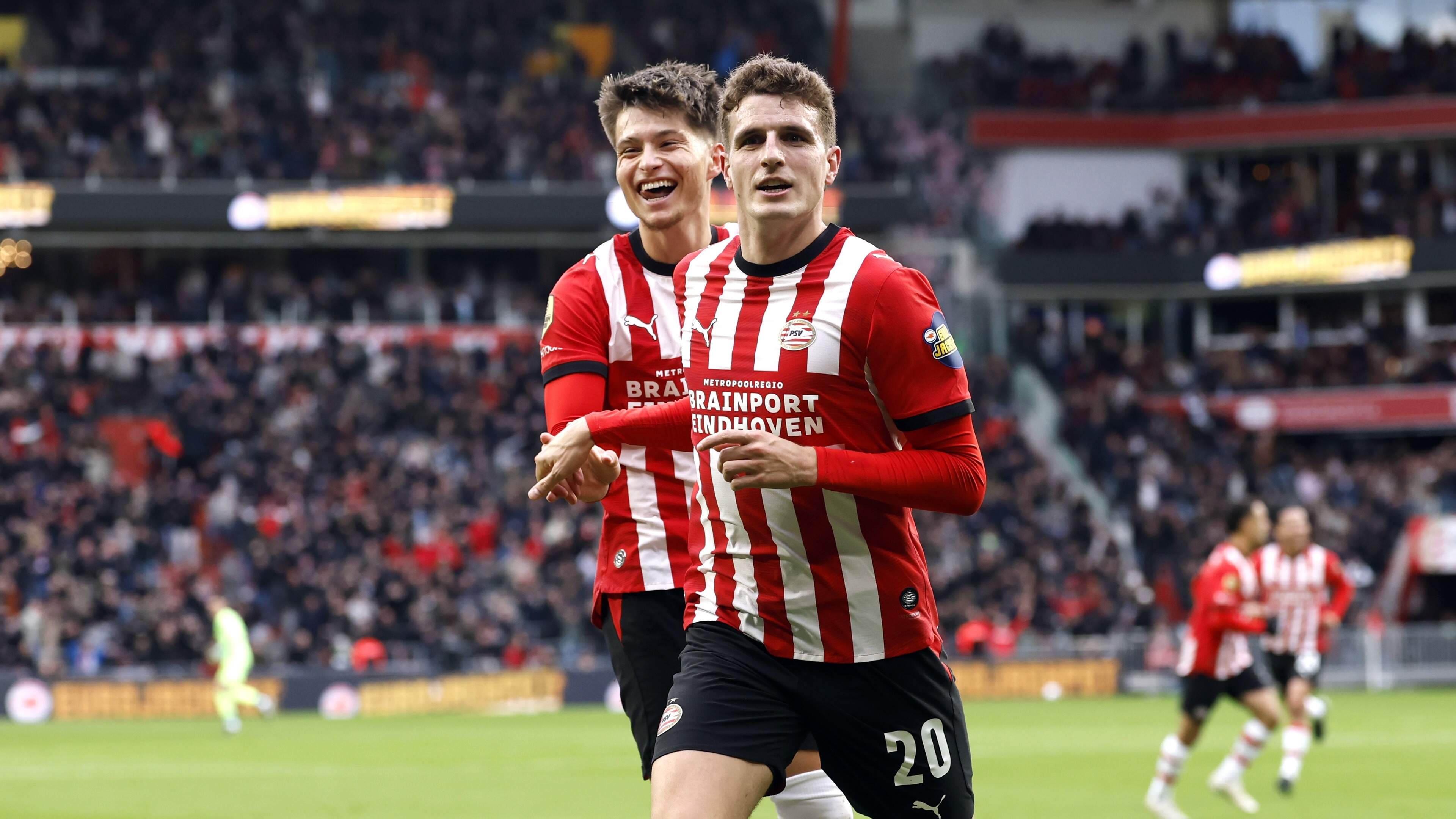 LIVE Eredivisie | Guus Til schiet PSV op voorsprong tegen Feyenoord