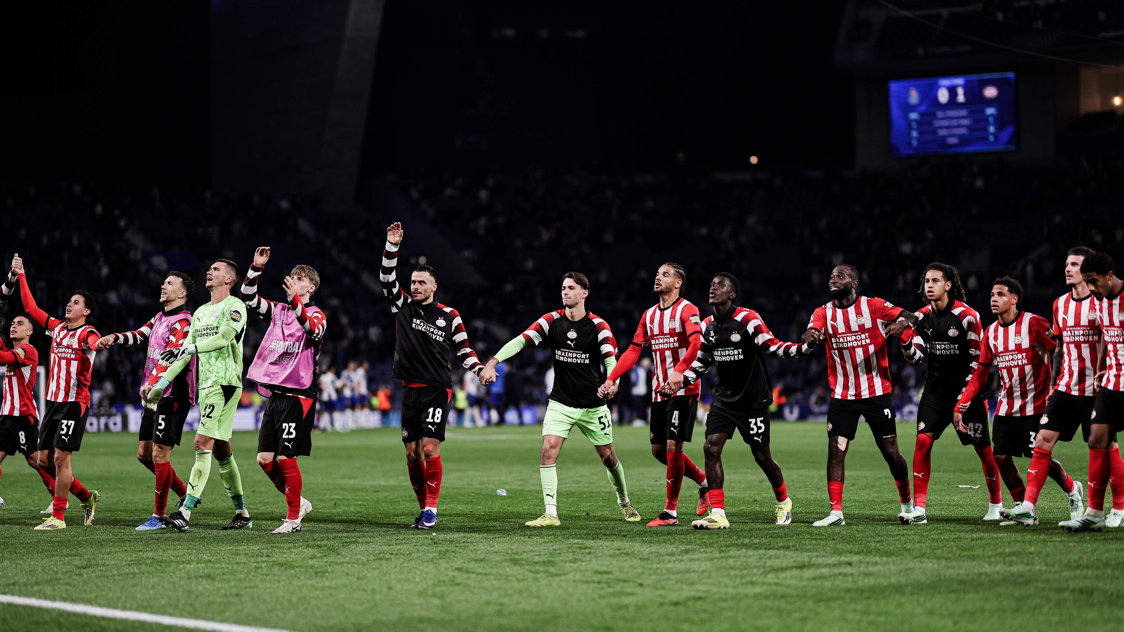PSV-trainer Peter Bosz ziet dat zijn team in Porto de juiste afslag neemt: ’We hebben de weg weer gevonden’