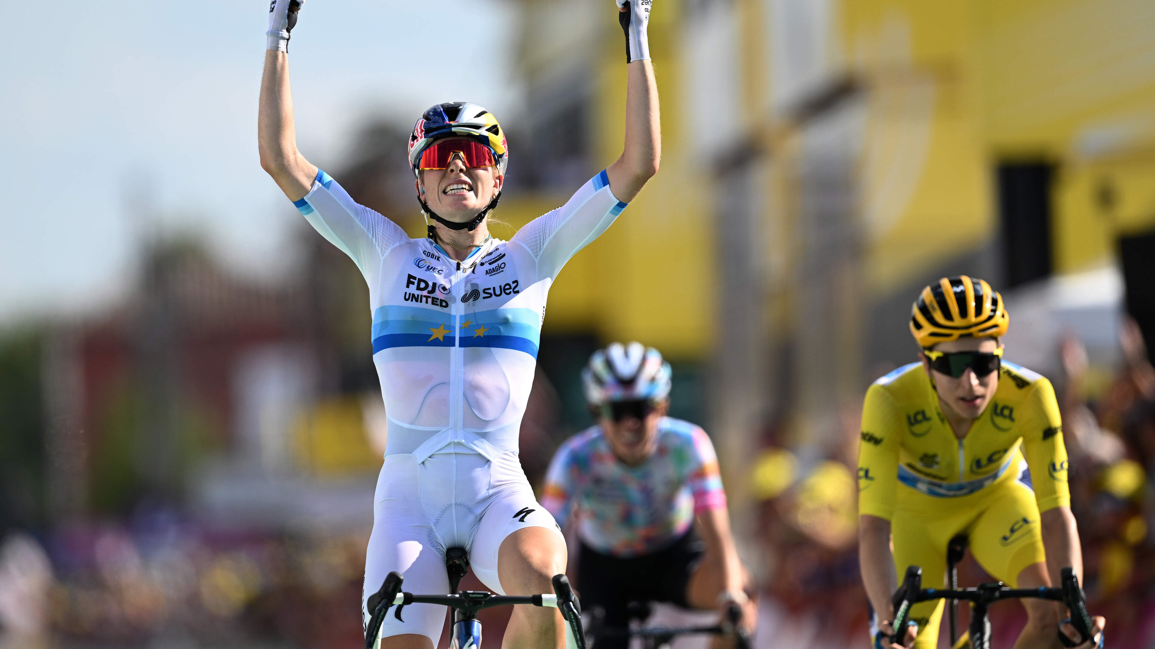 Uitmuntende Demi Vollering wint op fraaie wijze etappe in Tour de France Femmes en deelt dreun uit aan titelverdedigster