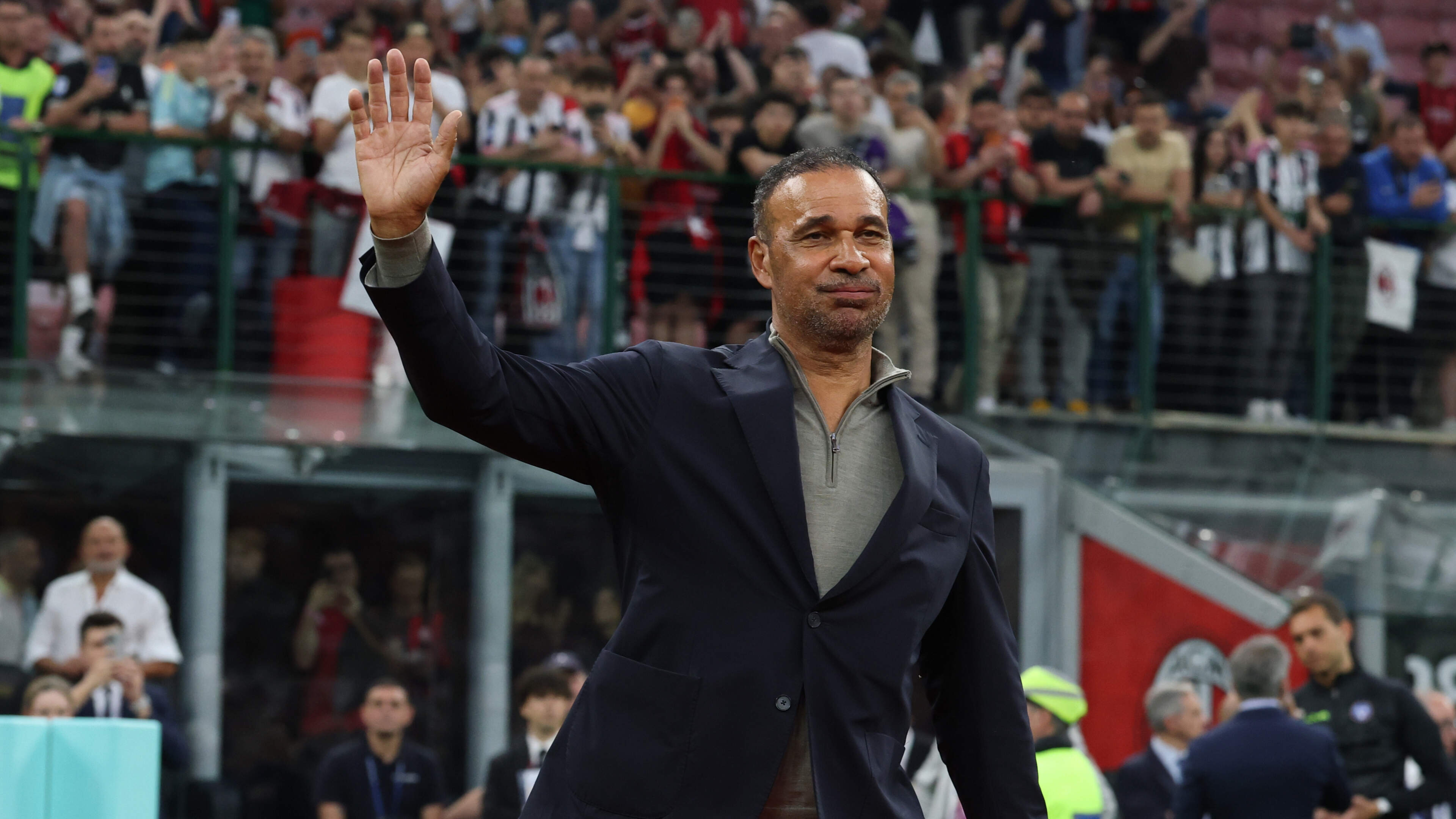Ruud Gullit diep onder de indruk: Nederlandse icoon van AC Milan geëerd in uitzinnig San Siro