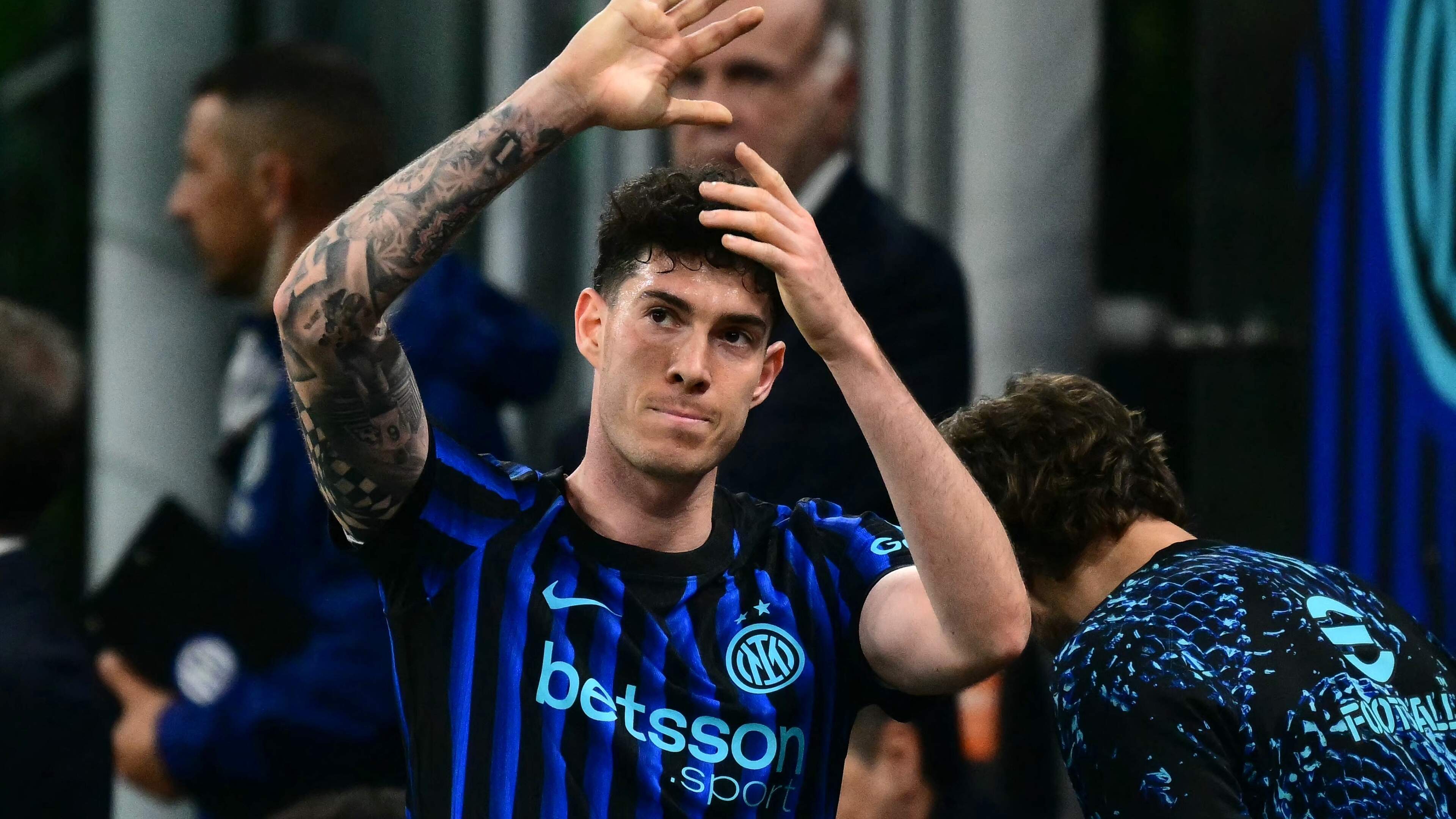 Italië-zondebok Alessandro Bastoni krijgt na bedreigingen staande ovatie van 75.000-koppig Inter-publiek