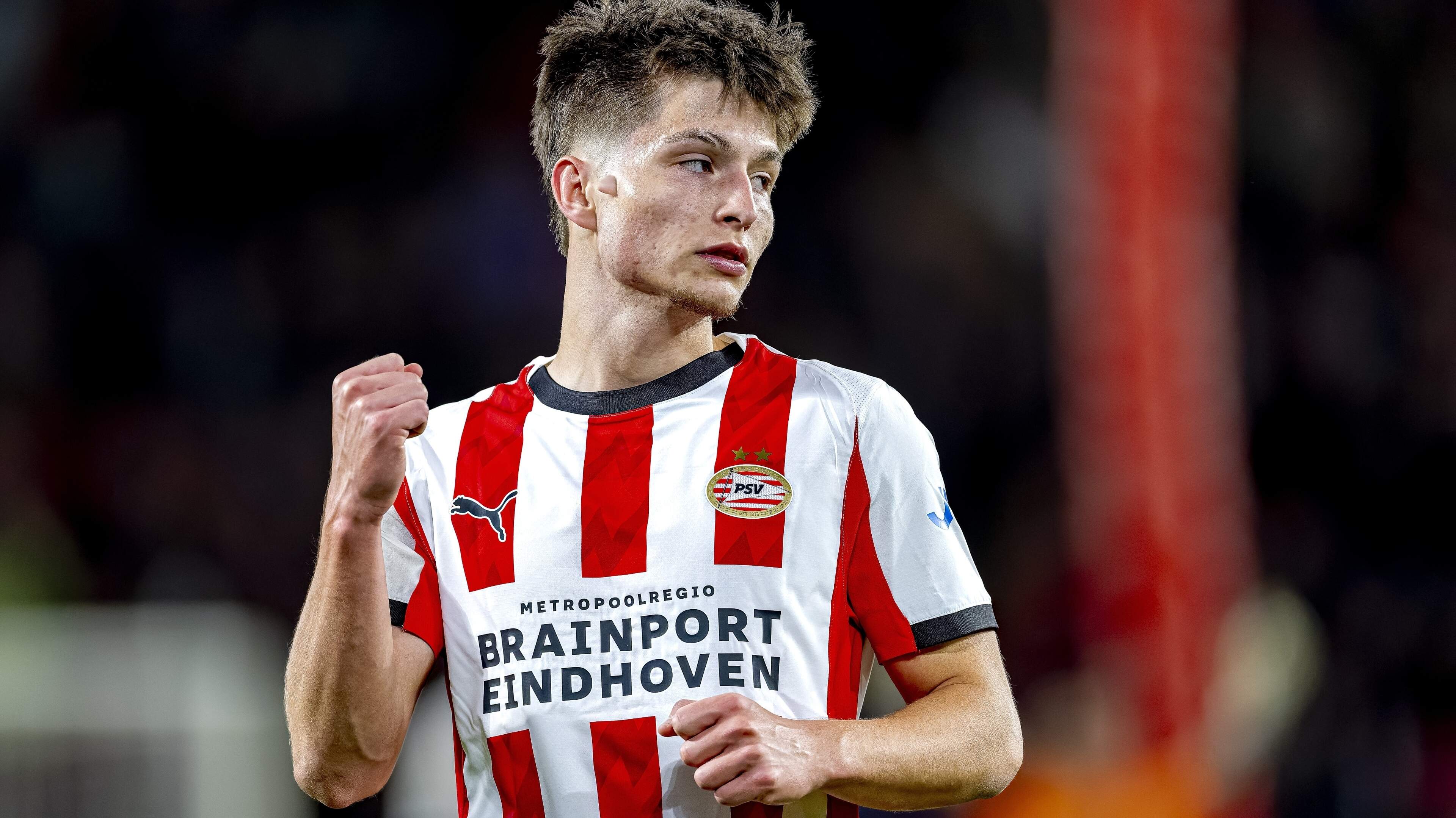 Landskampioen PSV ontwaakt na rust en geeft pak slaag aan PEC Zwolle