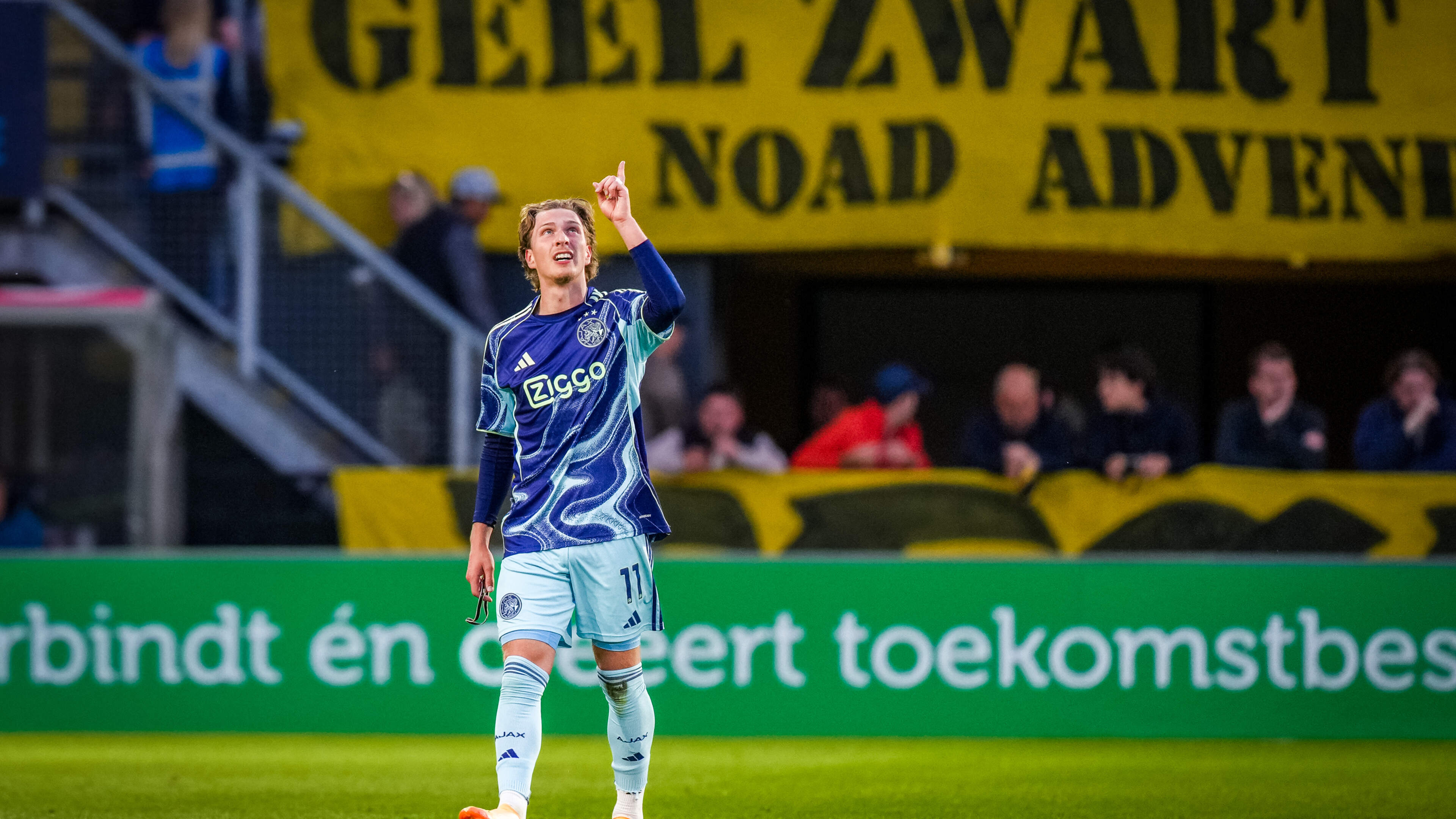 VIDEO Zo scoorde Ajax-aanvaller Mika Godts na een waanzinnige dribbel tegen NAC Breda