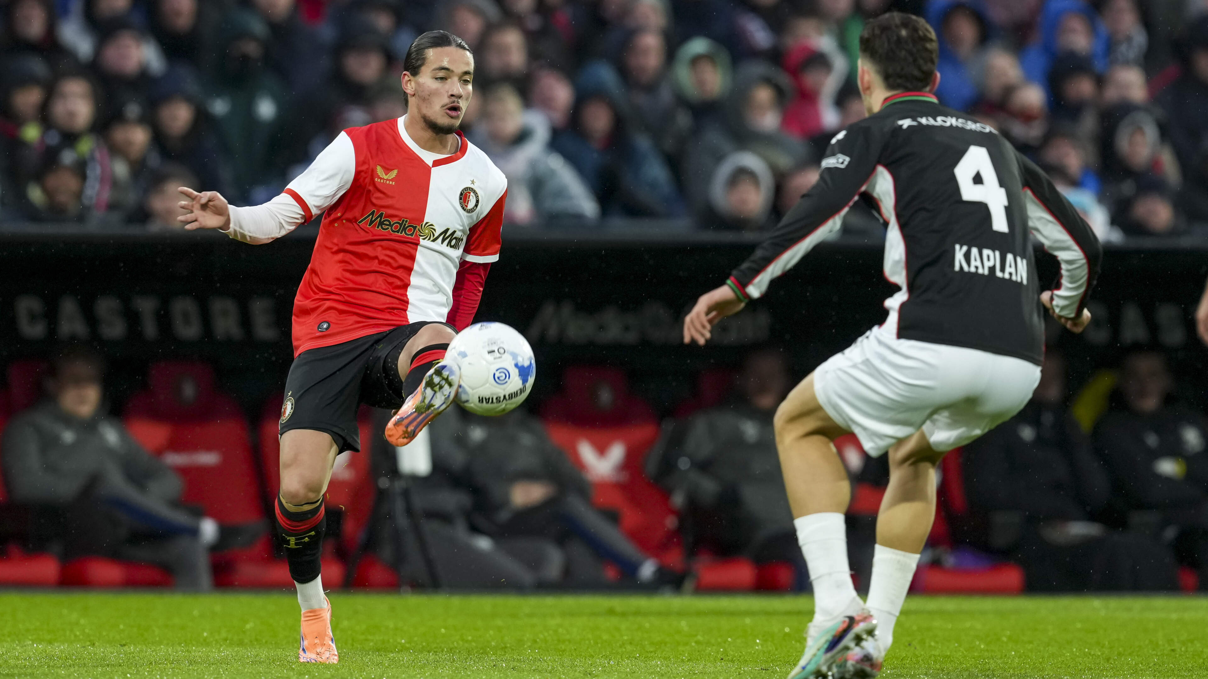 Robin van Persie kritisch op Anis Hadj Moussa: ’Je moet gewoon je taken blijven uitvoeren’