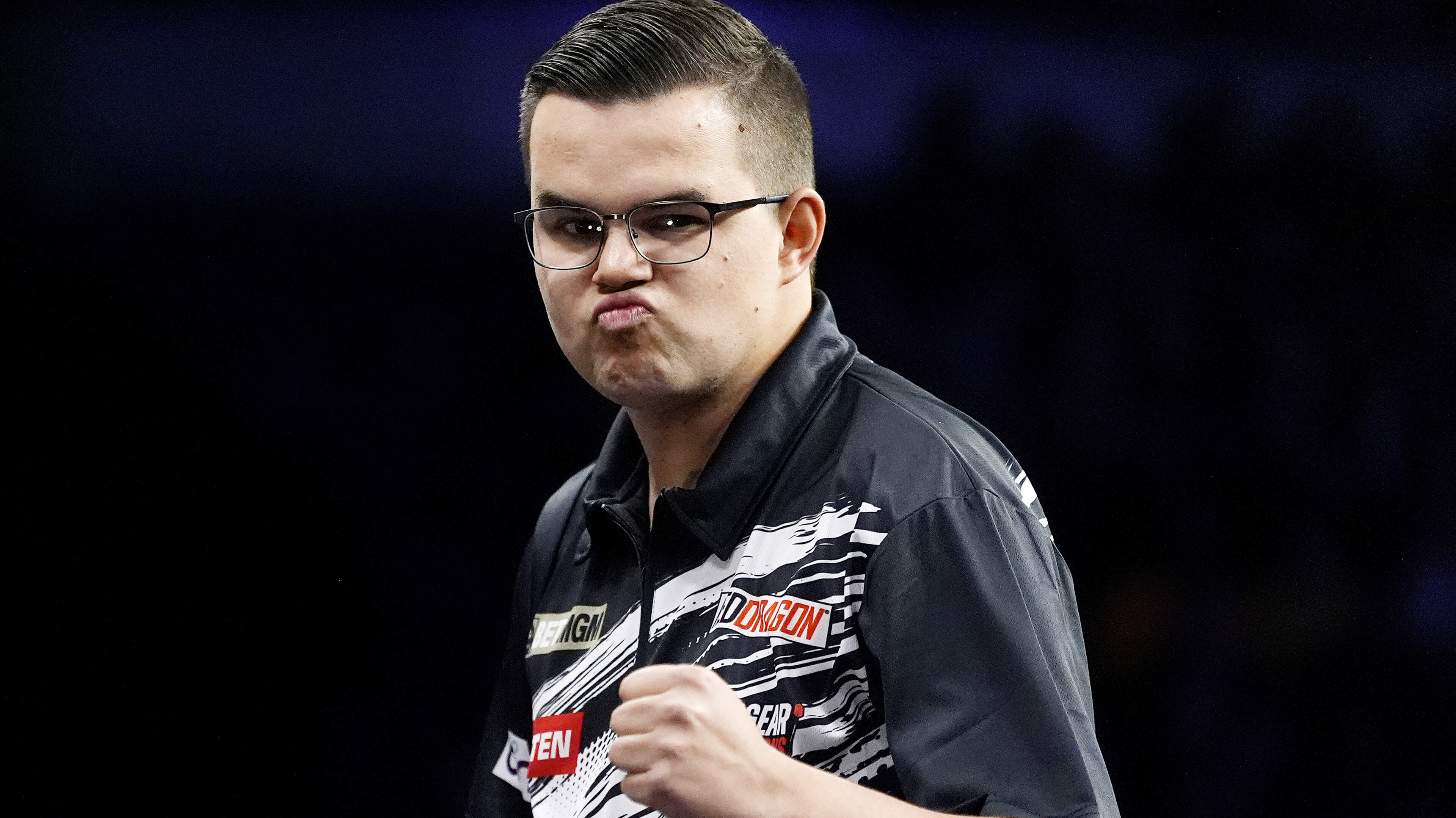 LIVE Premier League Darts: Gian van Veen klopt boze Luke Littler in thriller, pijnlijke nederlaag Michael van Gerwen