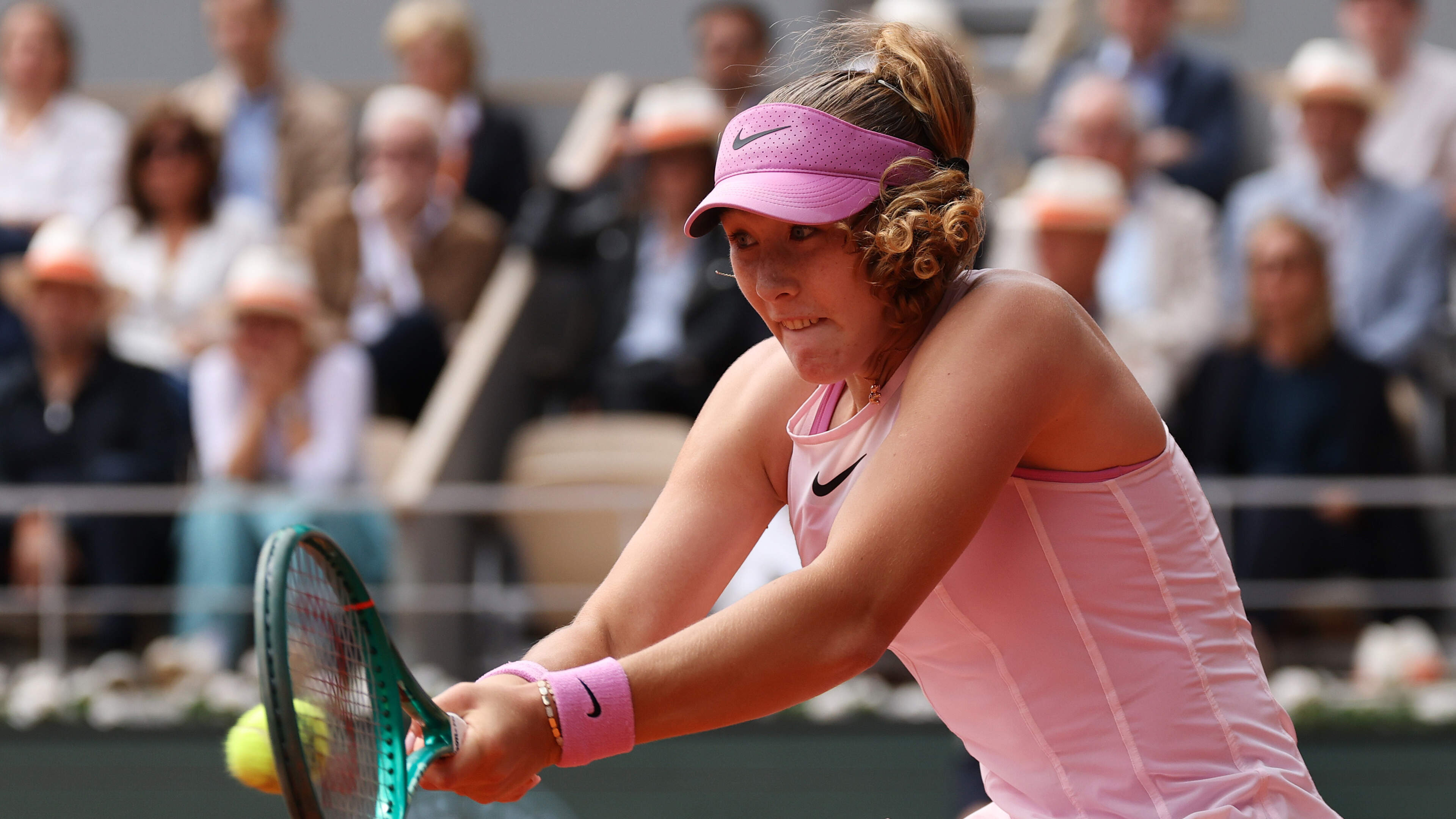Roland Garros: Mirra Andreeva eenvoudig langs stunttennisster Maja Chwalinska en pakt eerste grandslamtitel