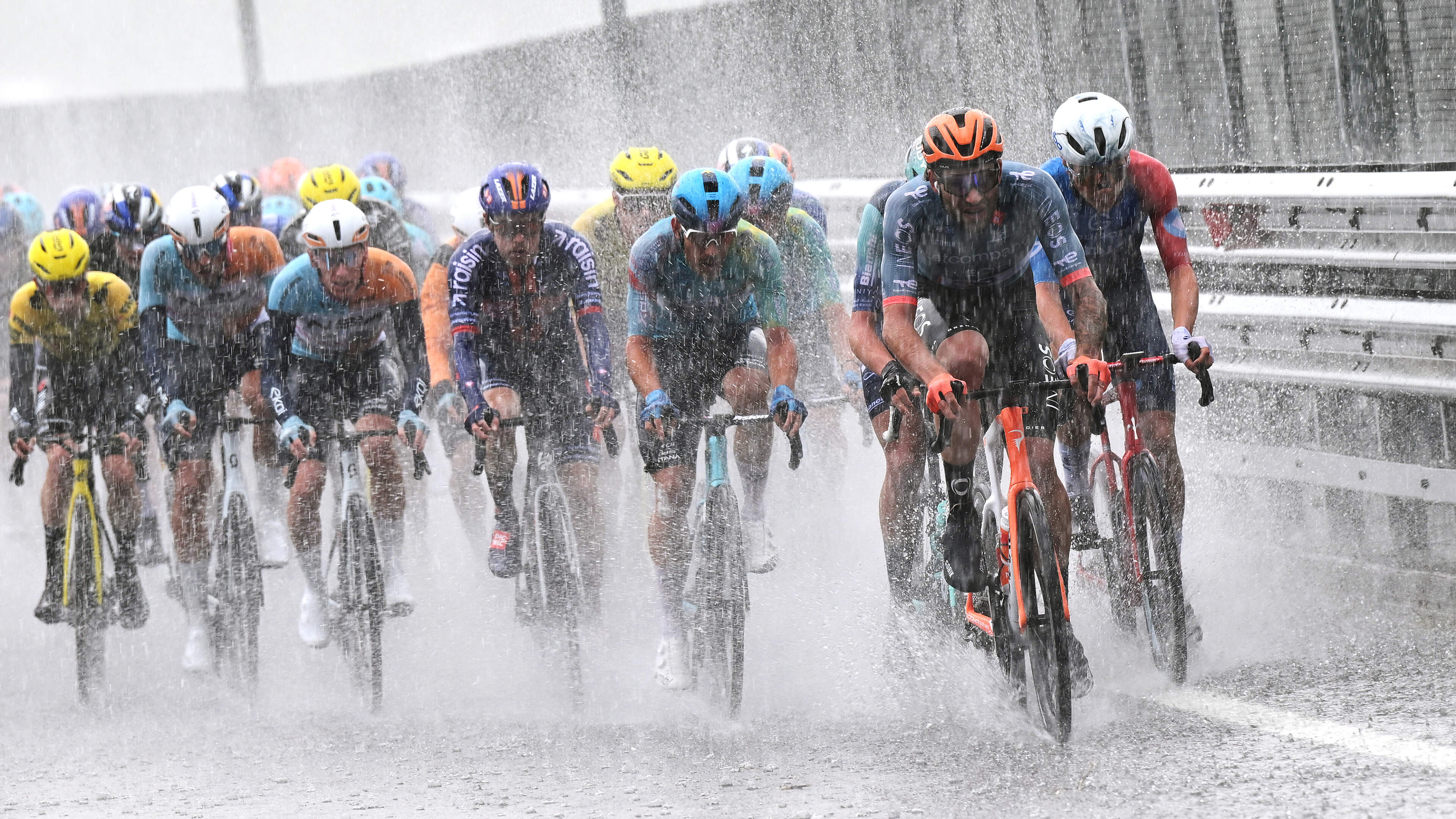 LIVE Giro d’Italia: beide koplopers in slotfase onderuit, wie wint de vijfde verregende etappe?