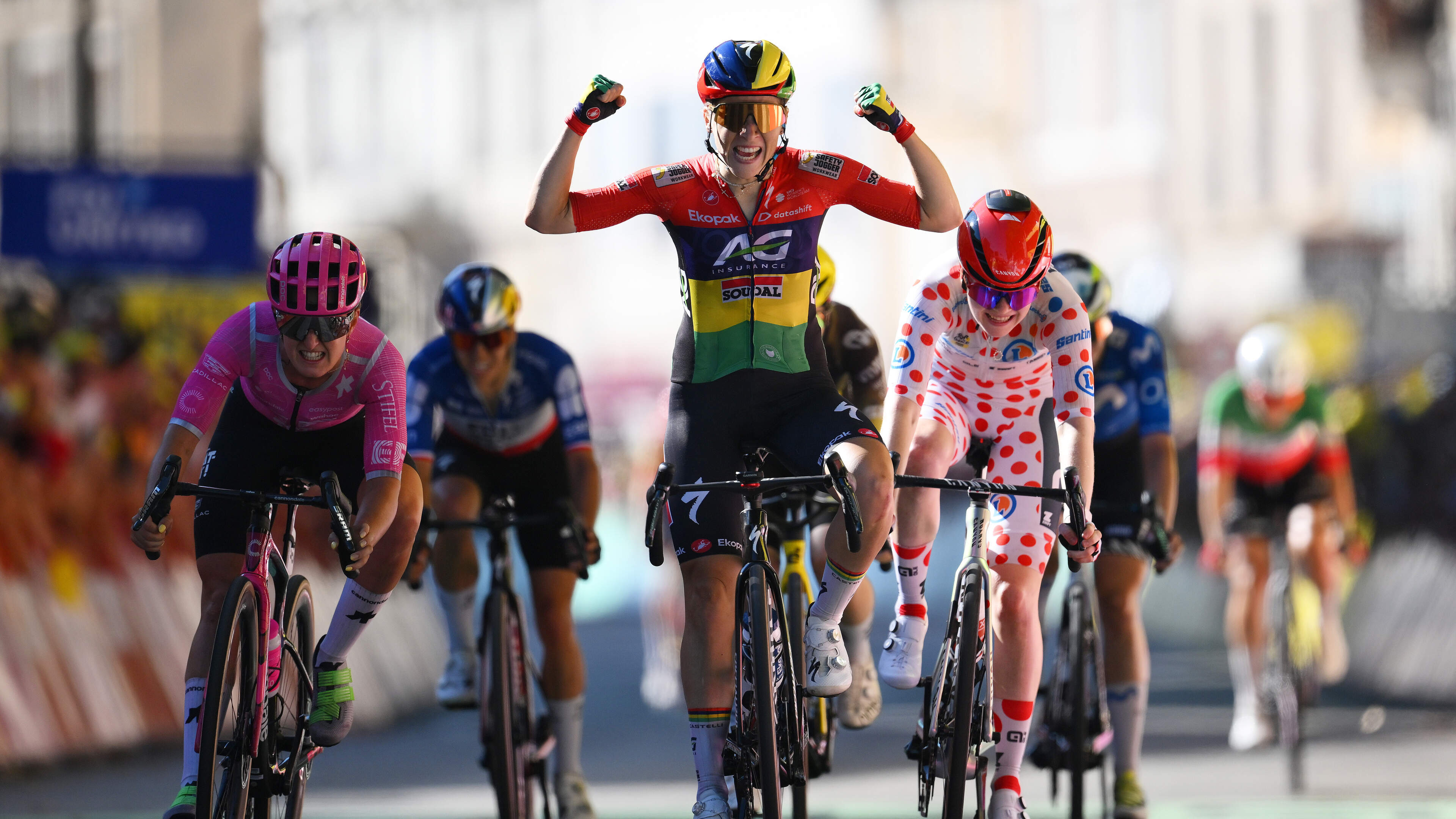 Kim Le Court troeft Puck Pieterse af in sprint, Marlen Reusser behoudt geel in Tour de France Femmes