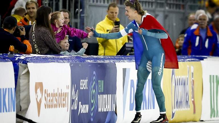 Jorrit Bergsma en zijn vrouw Heather en de kinderen na afloop van de 10.000 meter voor mannen.