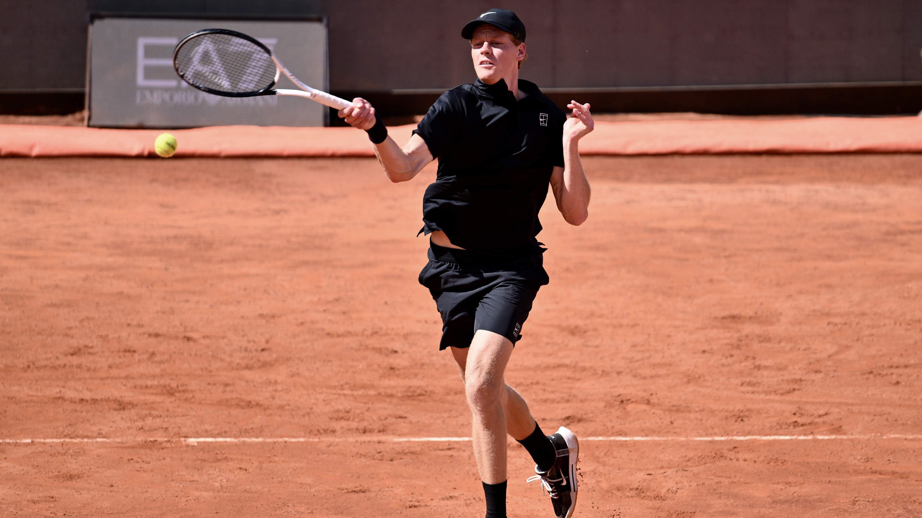 Jannik Sinner evenaart met 31e masterszege op rij record Novak Djokovic
