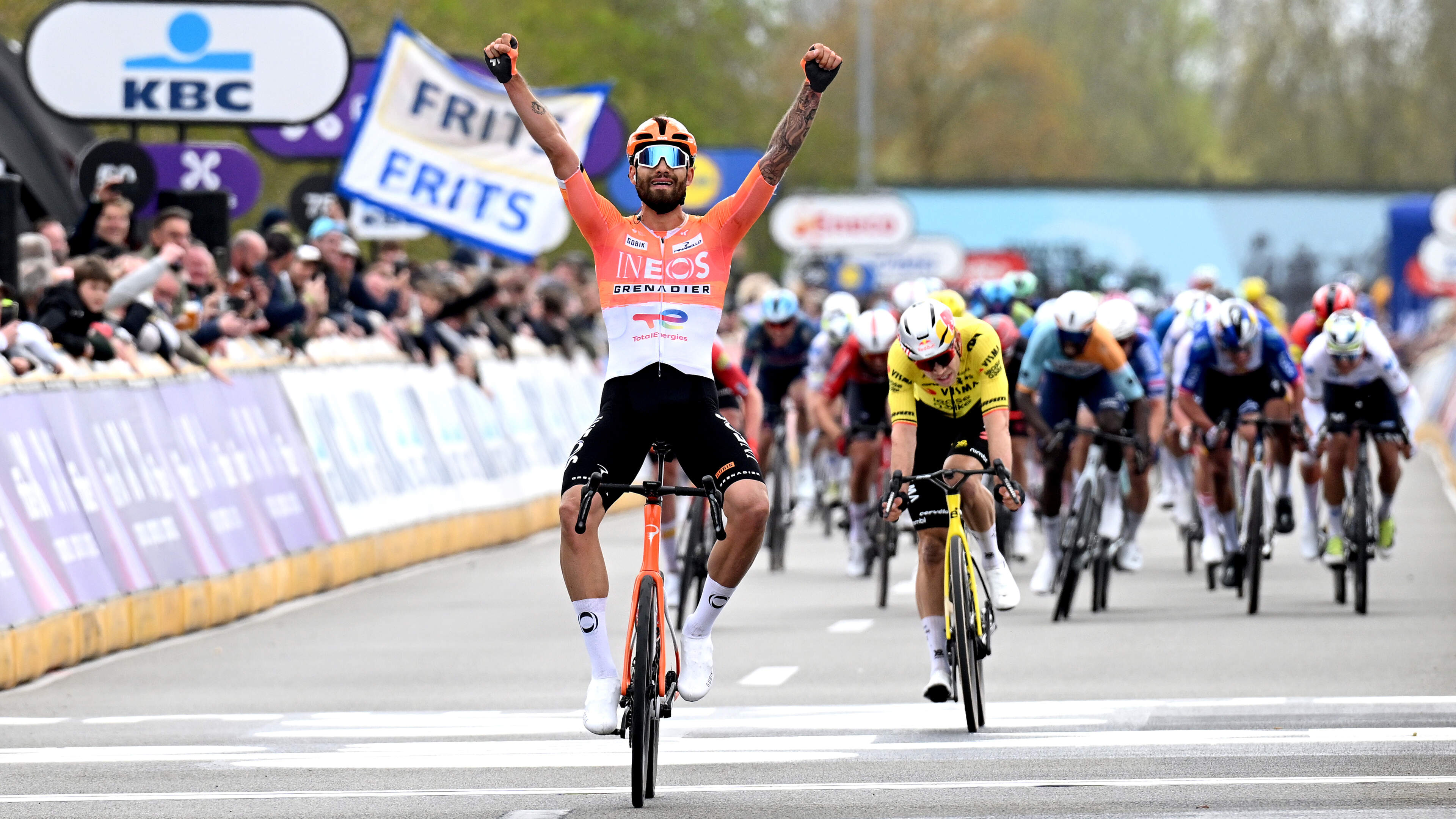 Wout van Aert grijpt weer naast zege in Dwars door Vlaanderen, Filippo Ganna slaat toe in slotmeters