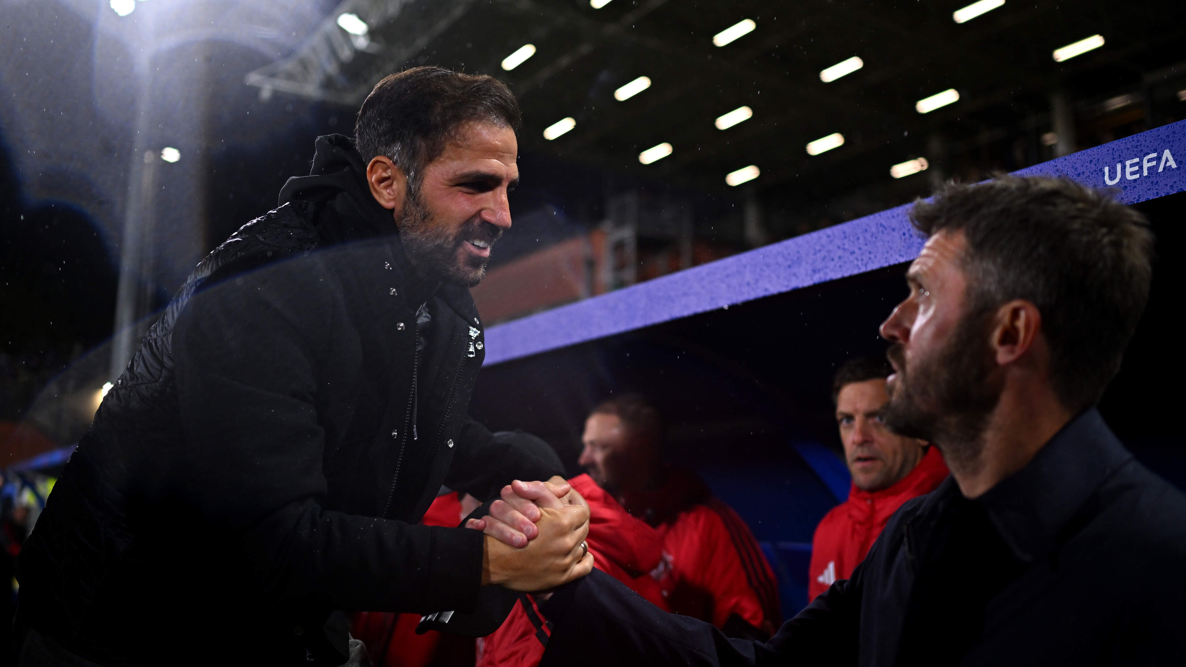Pijnlijk: Como-trainer Fabregas droeg spelers op om Manchester United te sparen, Engelse club in brand na uitspraken Bruno Fernandes over coach Michael Carrick