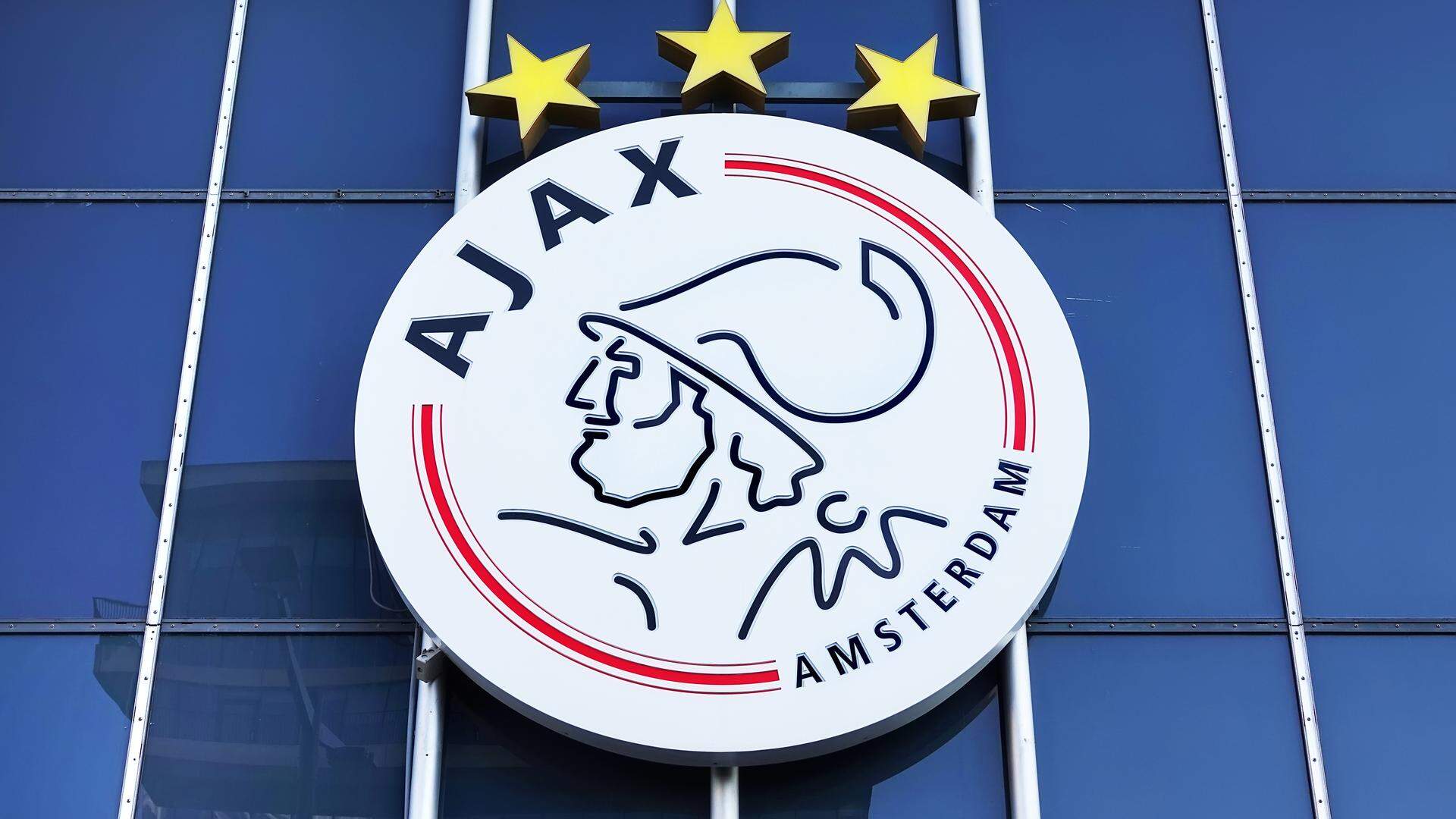 Nederland - Amsterdam - 2023.  Amsterdam Bijlmer / Zuidoost. De Johan Cruijff Arena. De AJAX Fanshop. Ajax Logo.   Foto ANP / Hollandse Hoogte / Berlinda van Dam