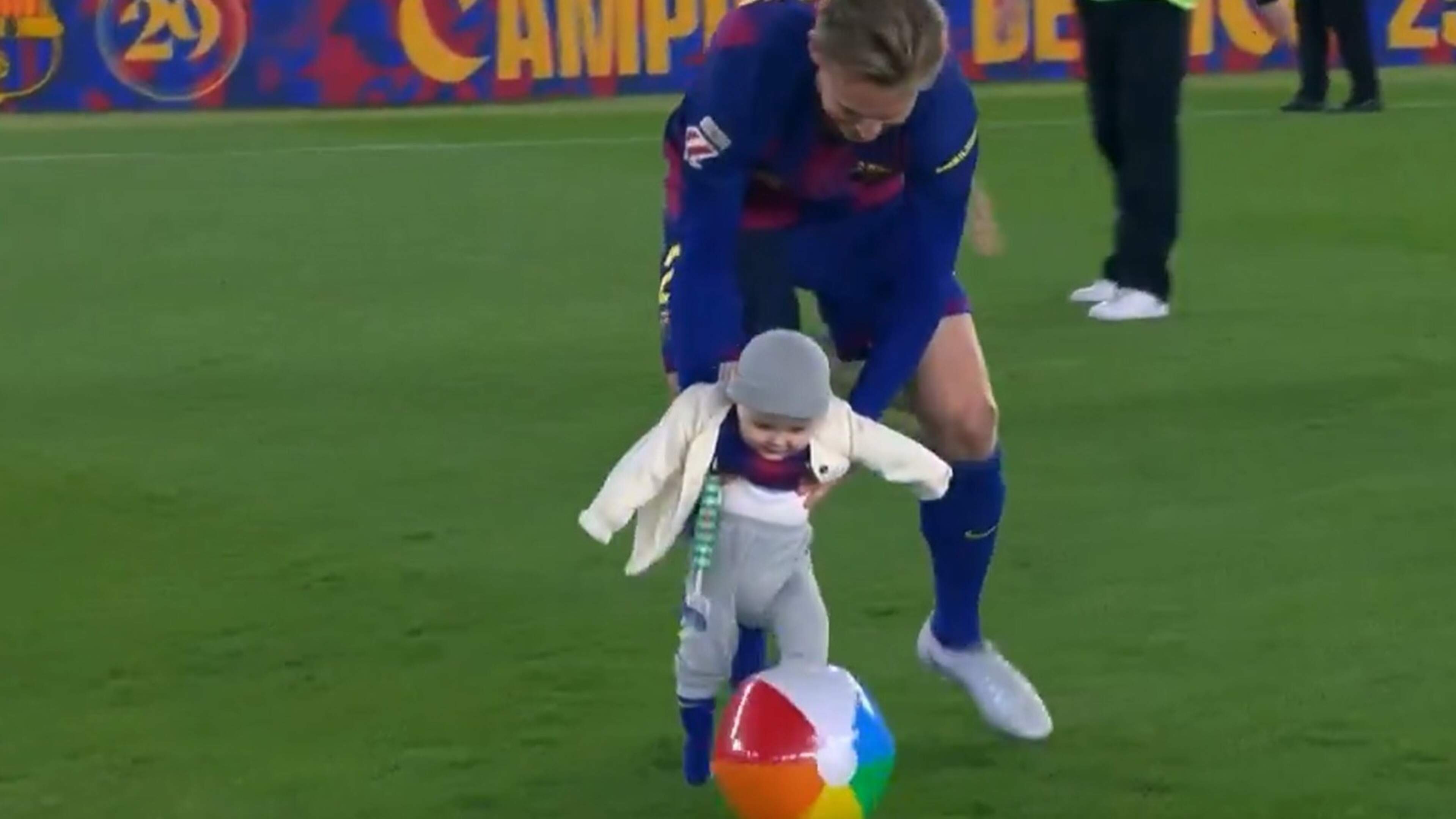 Frenkie de Jong voetbalt in Camp Nou met zoontje Mason (0) na ’extra speciale’ titel Barcelona