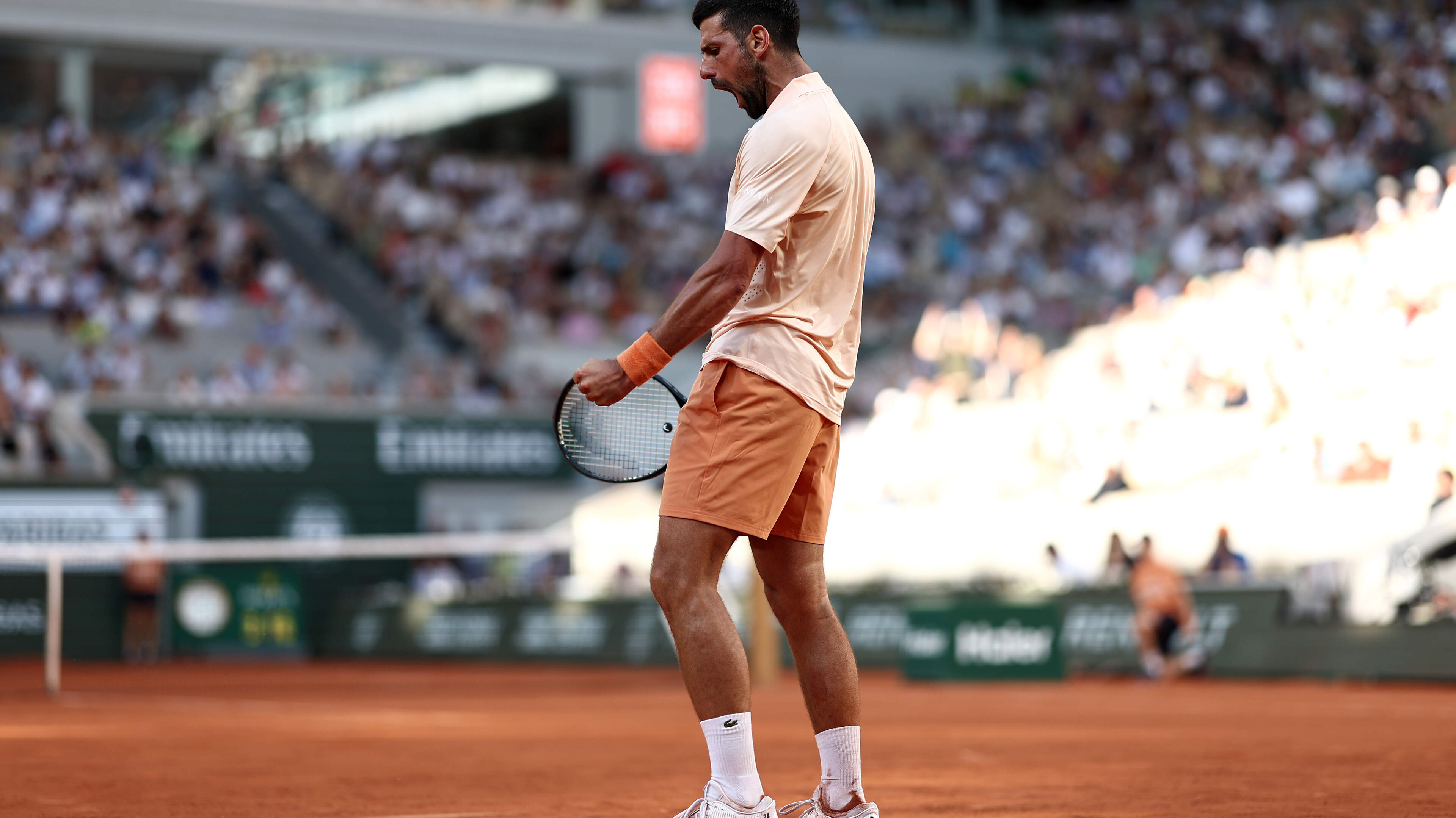 Roland Garros: Novak Djokovic vecht zich naar derde ronde, Jelena Rybakina ligt er al uit