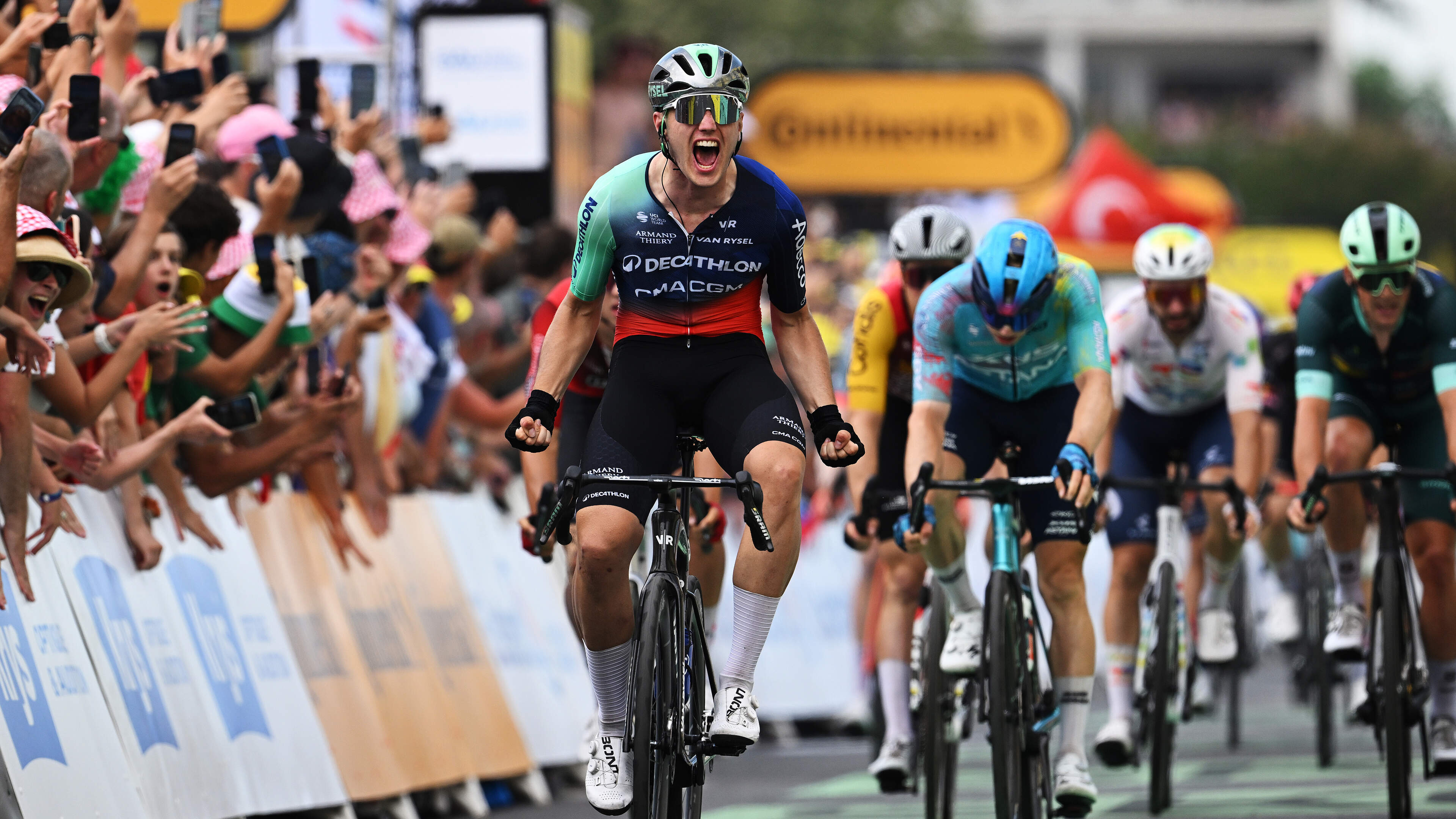Nederlands succes! Debutant Olav Kooij sprint met overmacht naar ritzege in vijfde etappe Tour de France