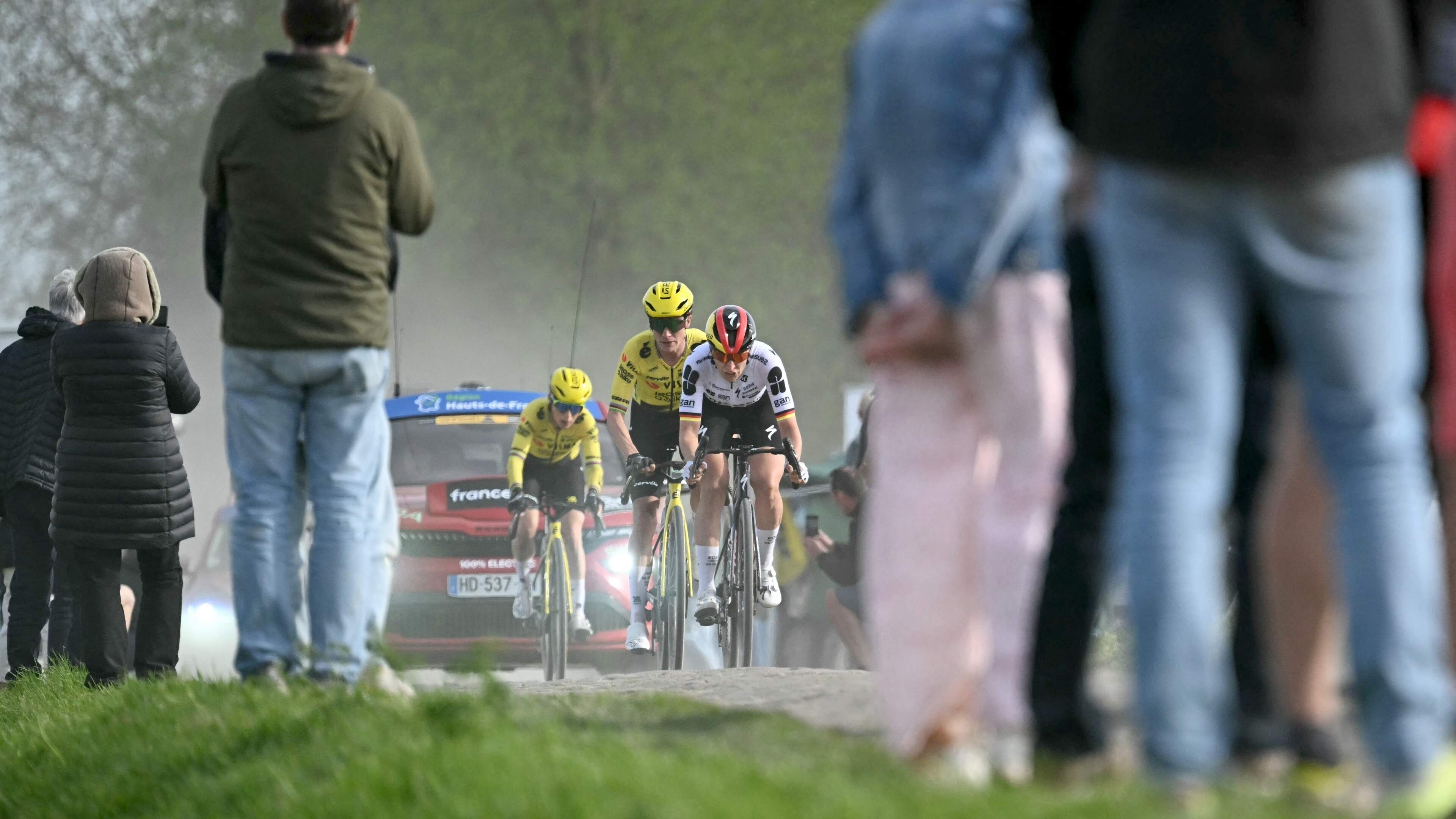 Marianne Vos (38) in emotionele Parijs-Roubaix geklopt op de finishstreep door Franziska Koch